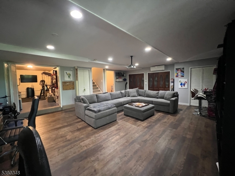 Pompton Lakes Boro, New Jersey, 07442, United States, 3 Bedrooms Bedrooms, ,3 BathroomsBathrooms,Residential,For Sale,1925292