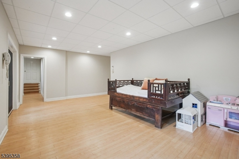 Millburn Twp., New Jersey, 07078, United States, 6 Bedrooms Bedrooms, ,7 BathroomsBathrooms,Residential,For Sale,1991831