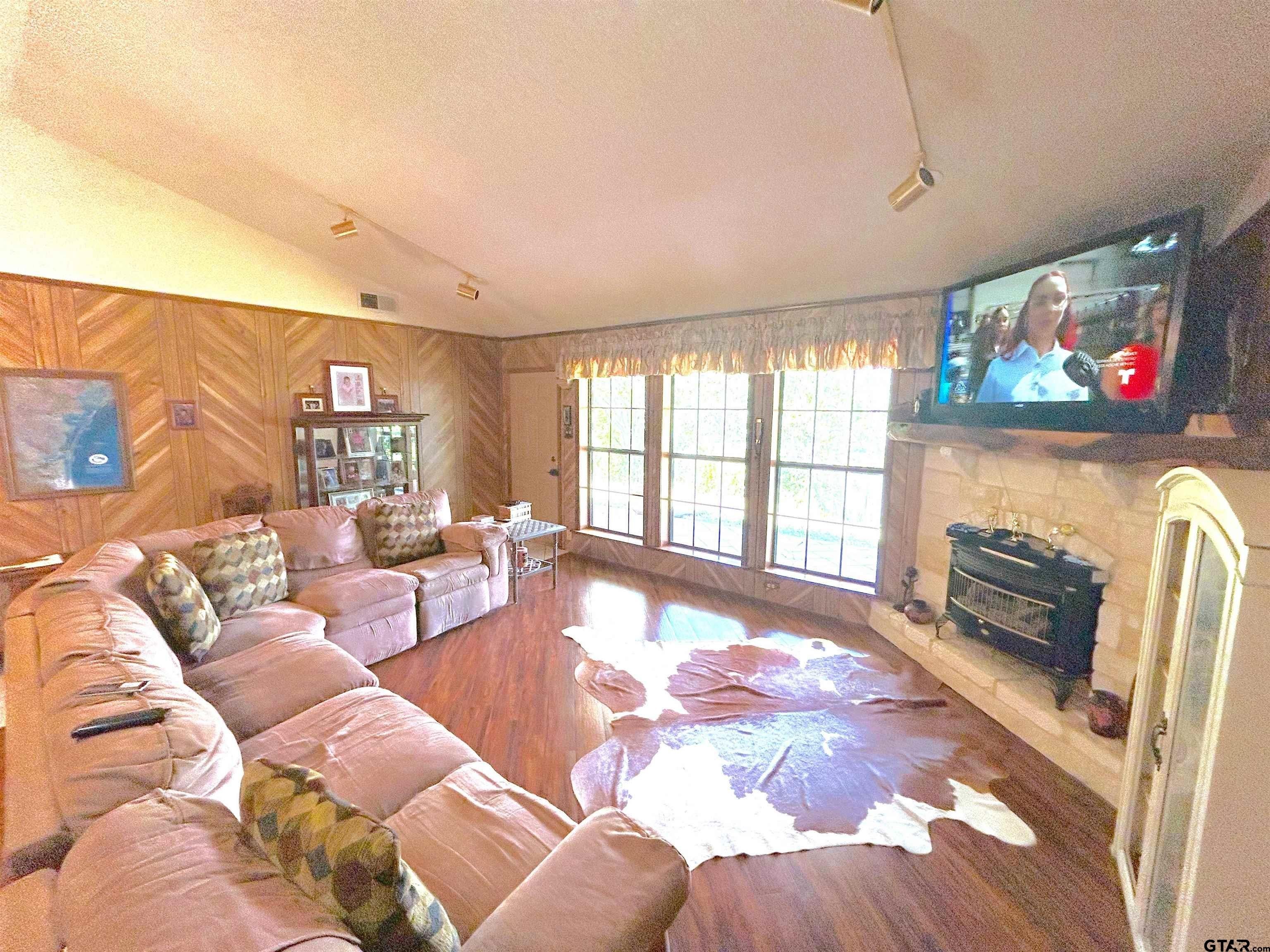 Frankston, Texas, 75763, United States, 3 Bedrooms Bedrooms, ,2 BathroomsBathrooms,Residential,For Sale,1924553