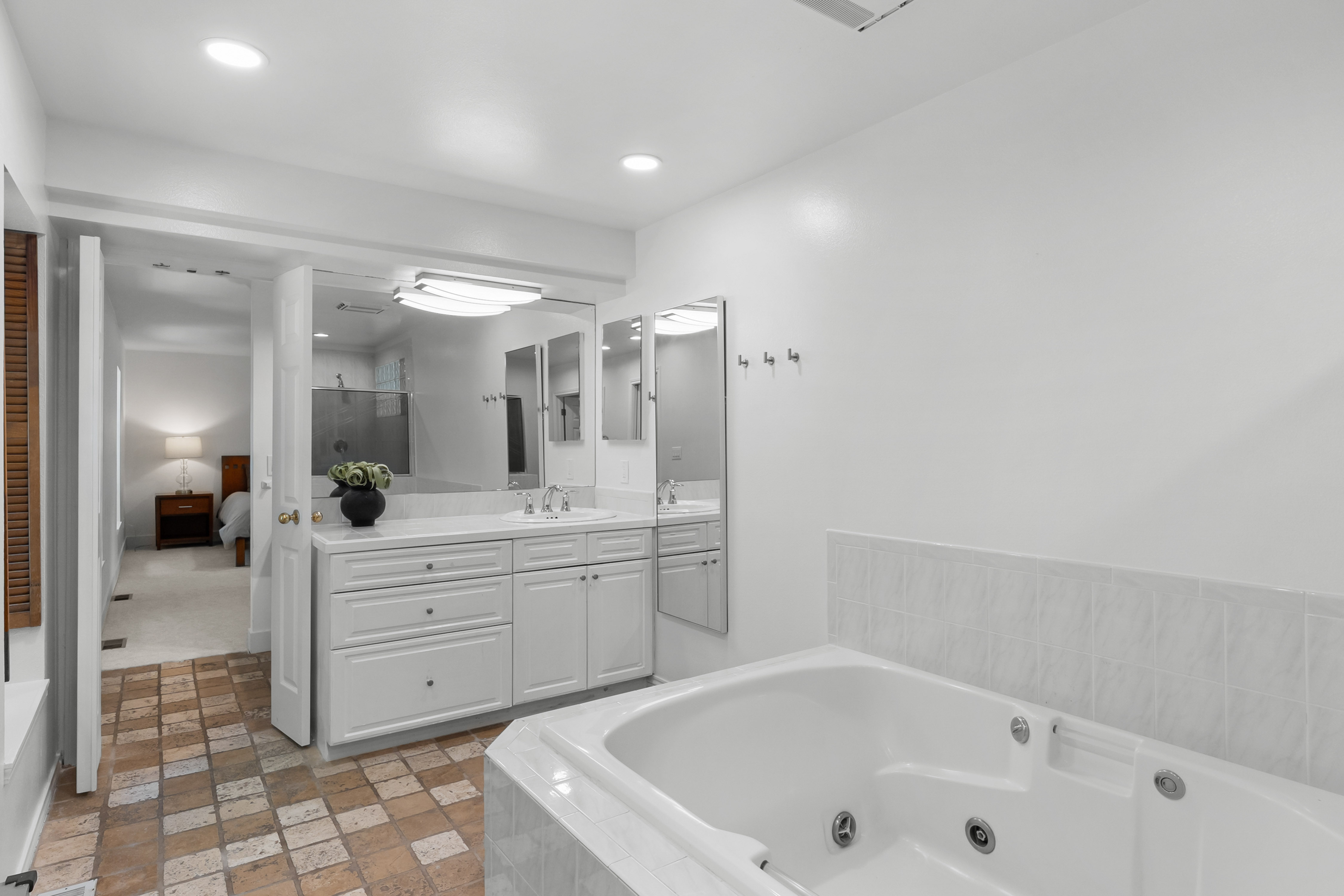  Beautiful Updated Home Located in Highly Sought-After Arapahoe Lake Neighborhood - 物件實景