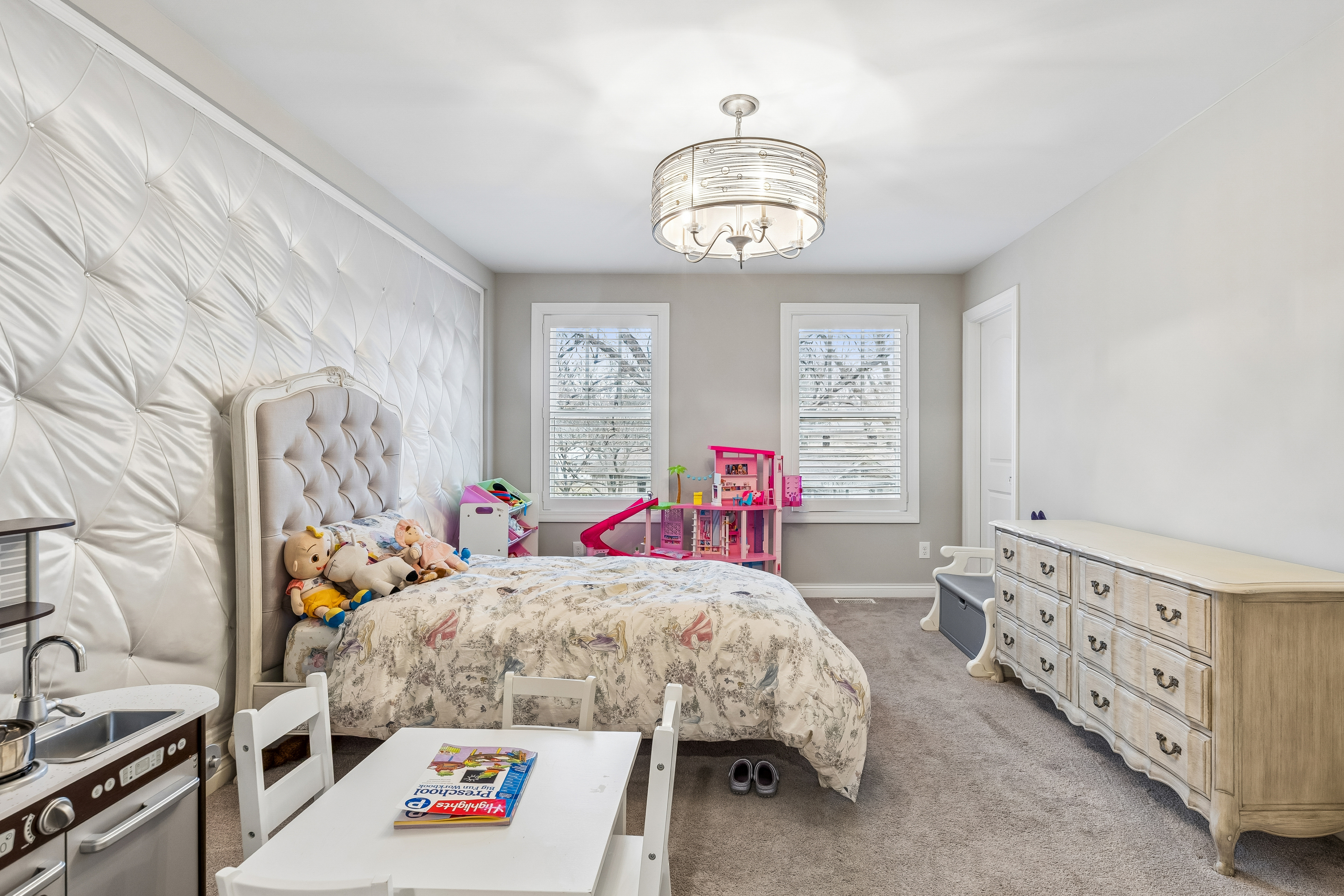  Elegant Living in Edina’s Yancey Park - 物件實景