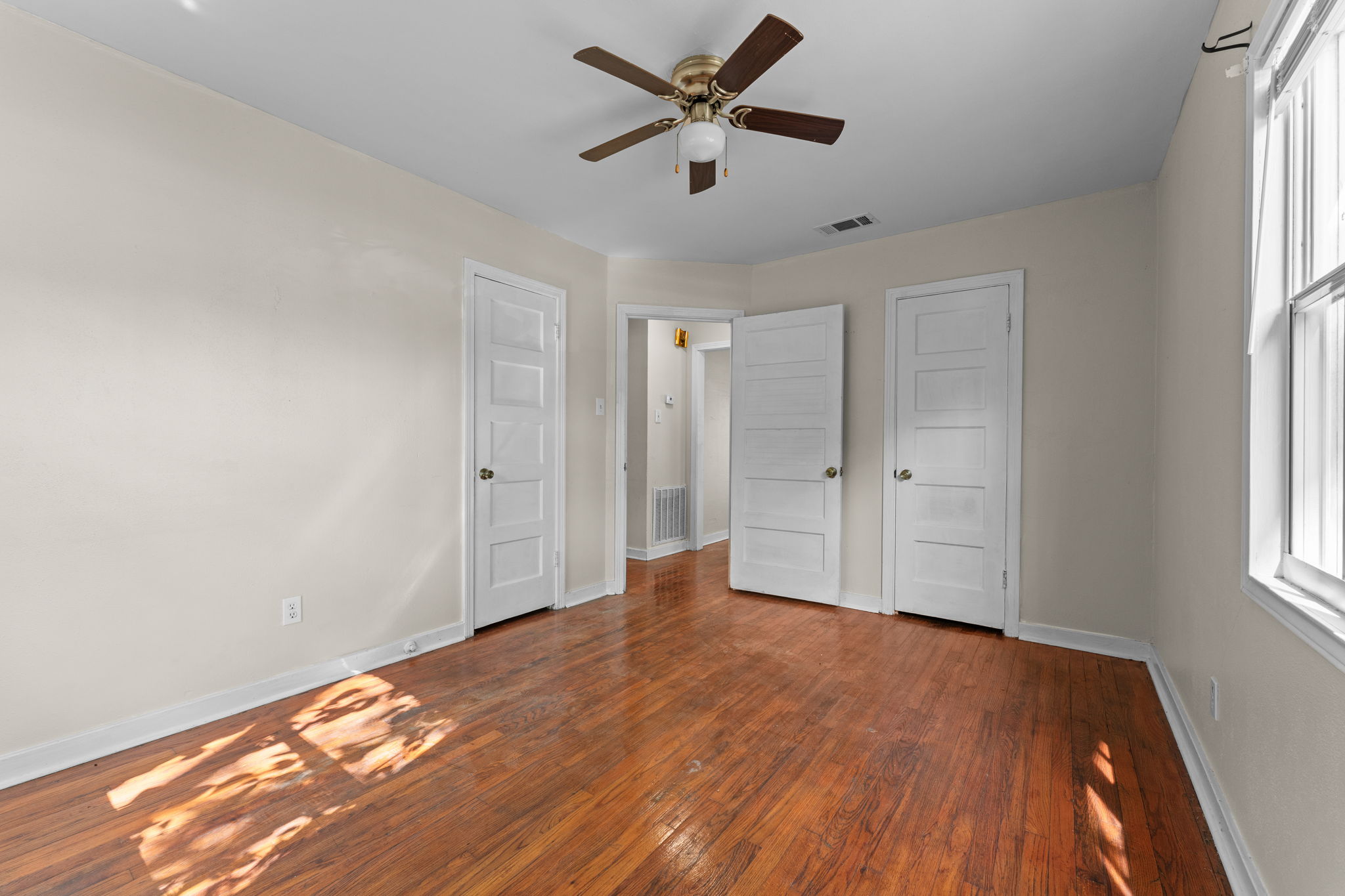  Charming Home, Near Downtown  On a Large Lot, Mature Trees, & No Rear Neighbors - 物件實景