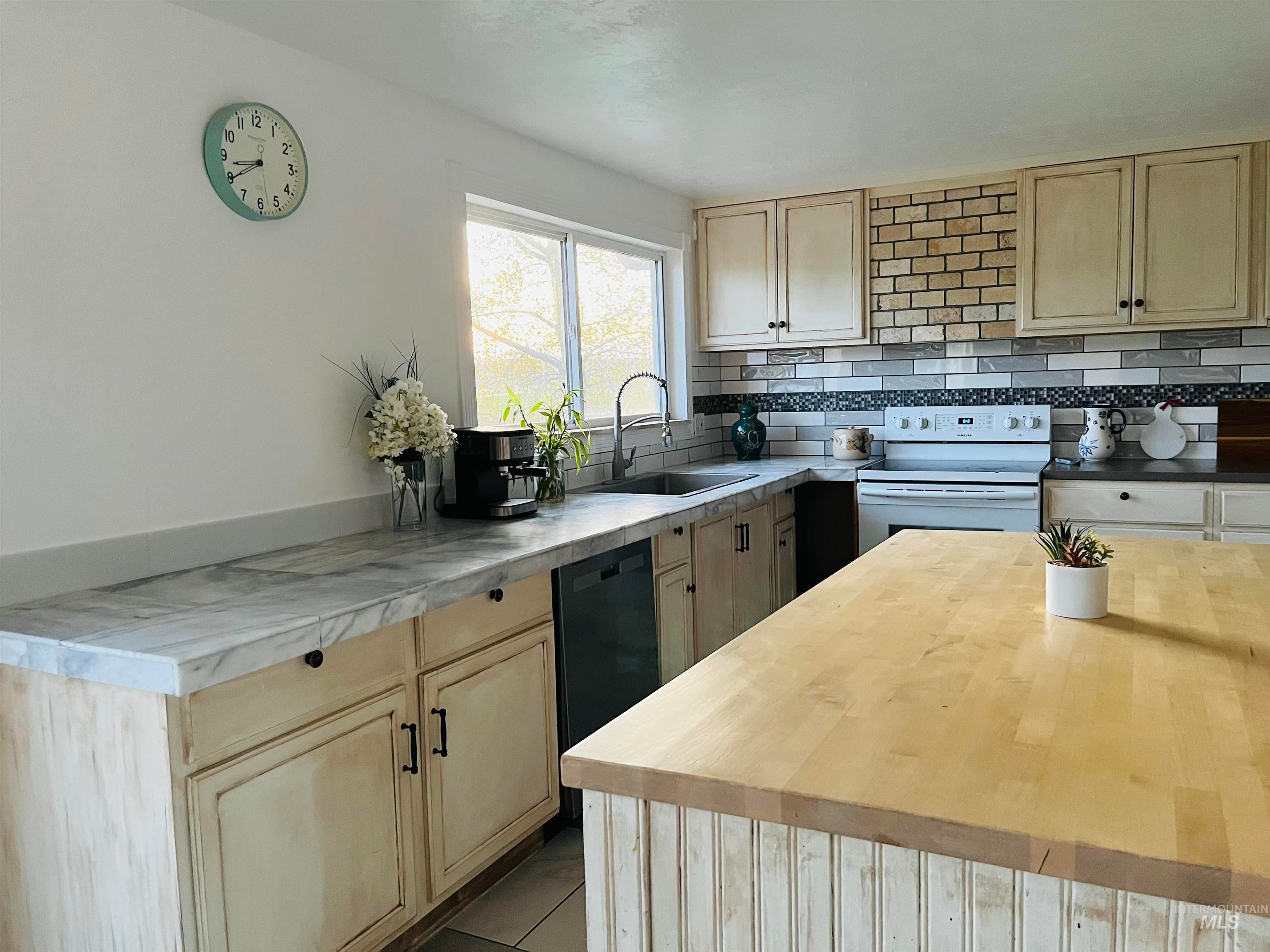 Ontario, Oregon, 97914, United States, 3 Bedrooms Bedrooms, ,3 BathroomsBathrooms,Residential,For Sale,1939270