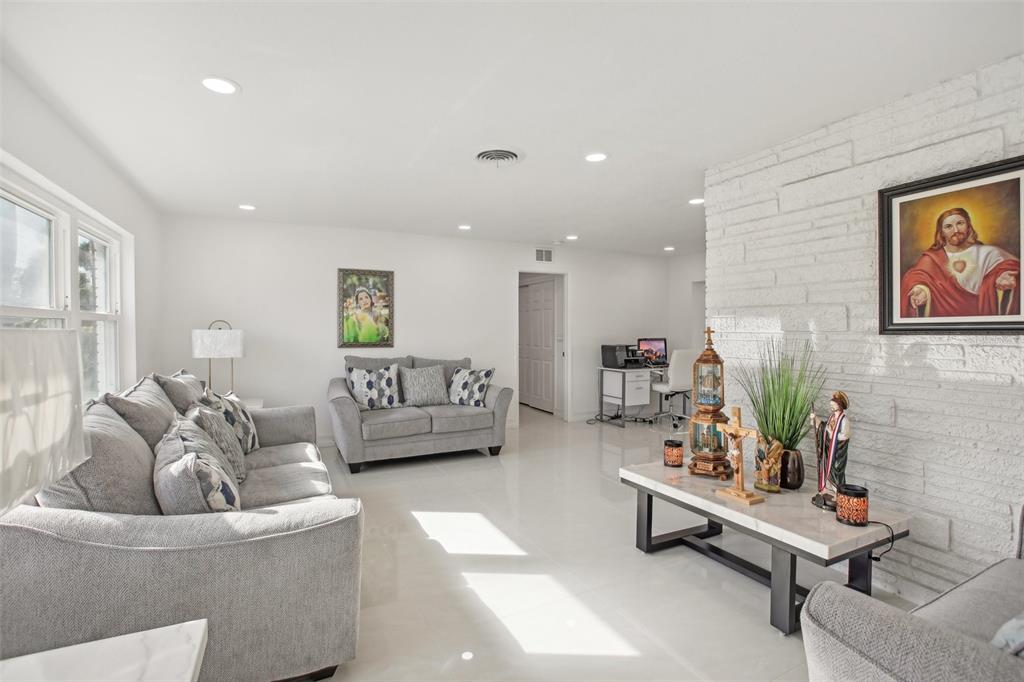 St Petersburg, Florida, 33710, United States, 3 Bedrooms Bedrooms, ,2 BathroomsBathrooms,Residential,For Sale,1849004
