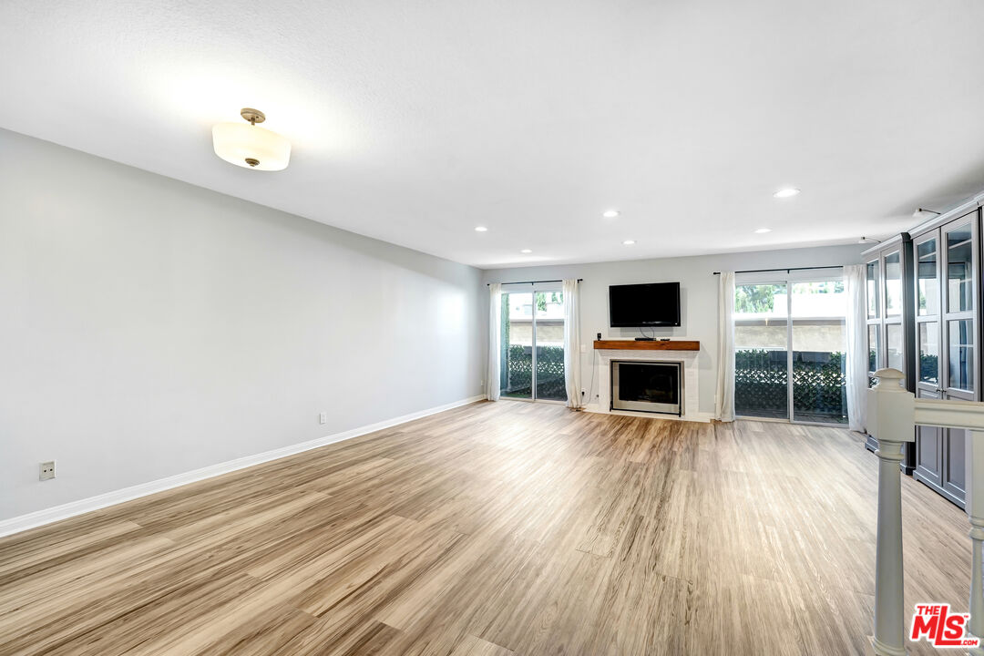 Sherman Oaks, California, 91403, United States, 2 Bedrooms Bedrooms, ,3 BathroomsBathrooms,Residential,For Sale,1900859