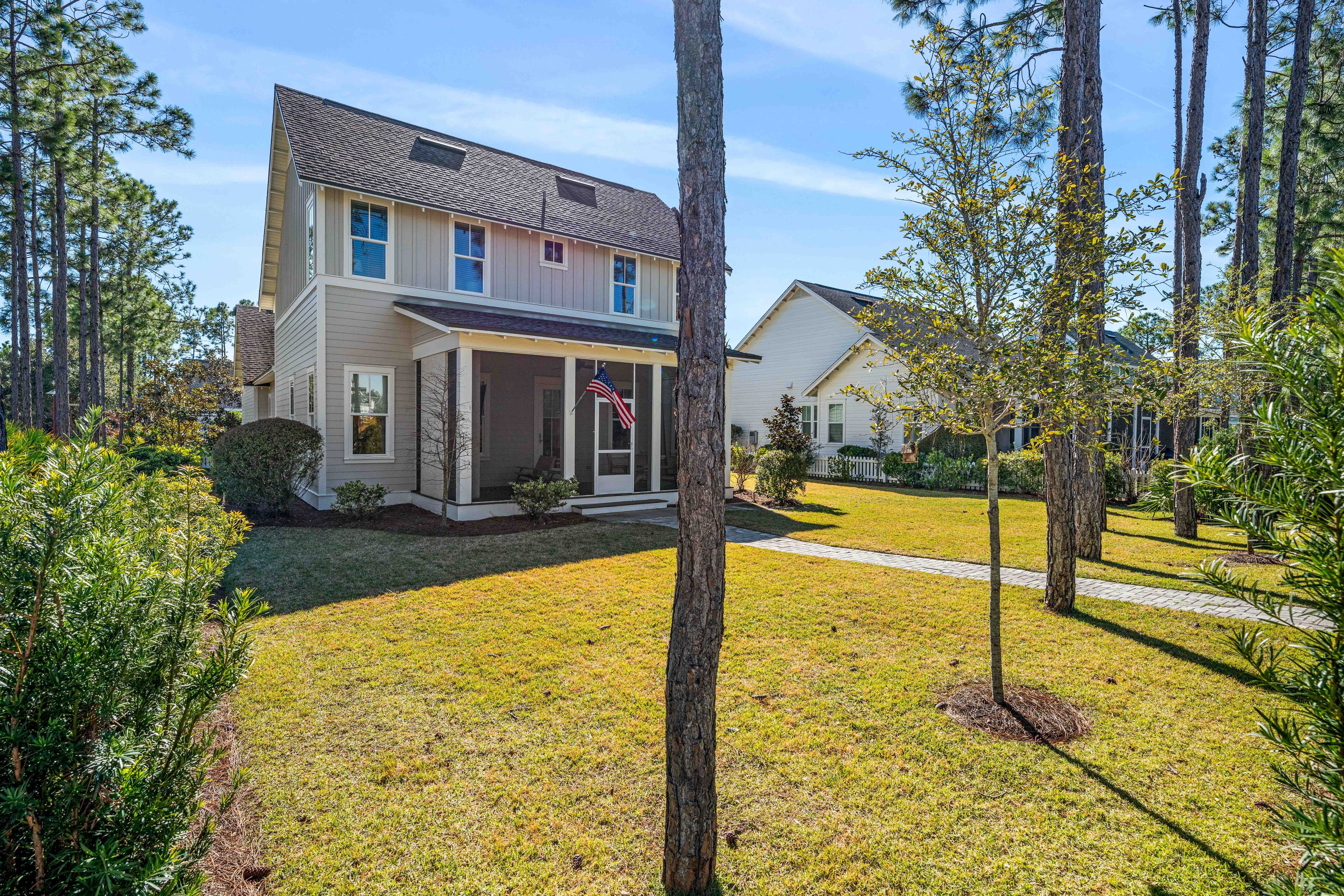  Oversized Corner Lot Home with Carriage House, Screened Porch & Fenced Yard - 物件實景