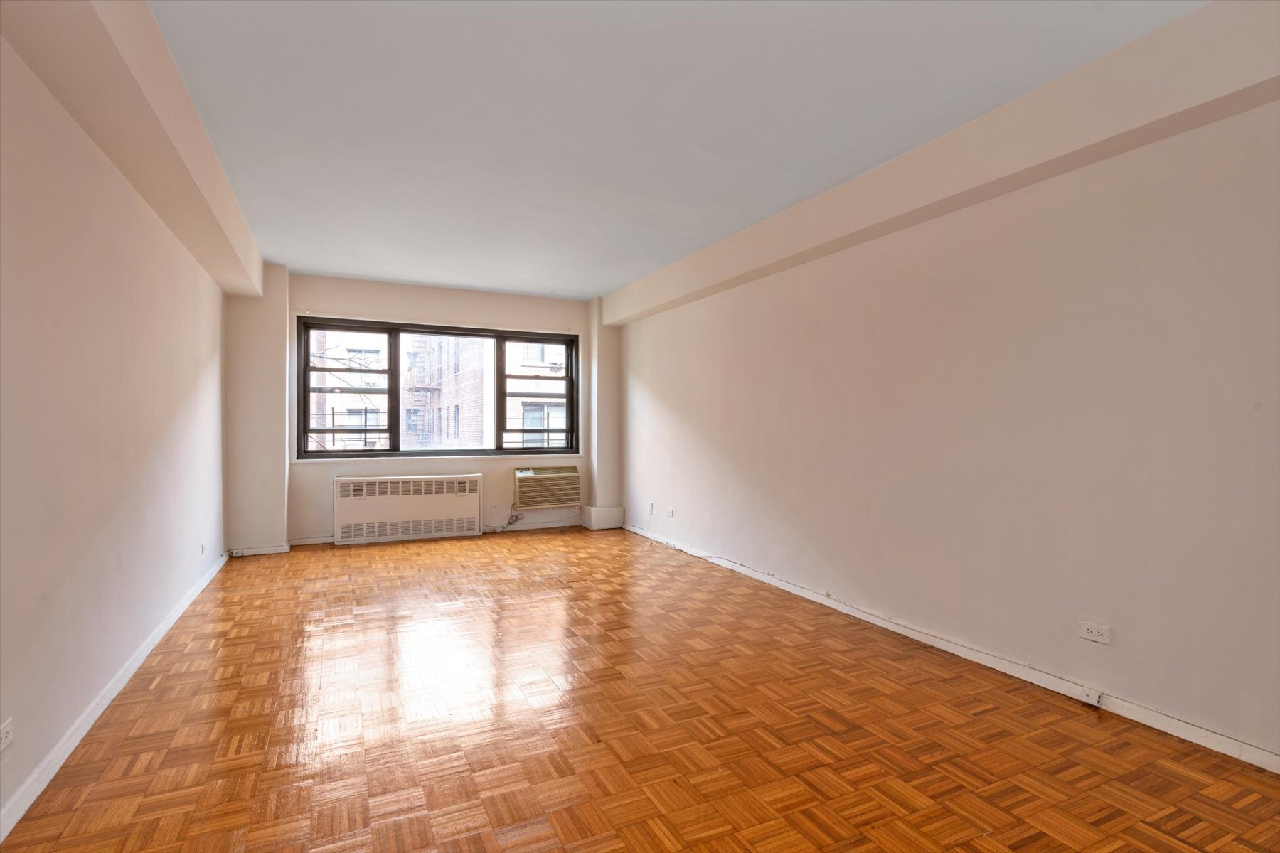  ?ELEGANT ONE BEDROOM RESIDENCE IN THE PRESTIGIOUS FORESTAL BUILDING? - 物件實景