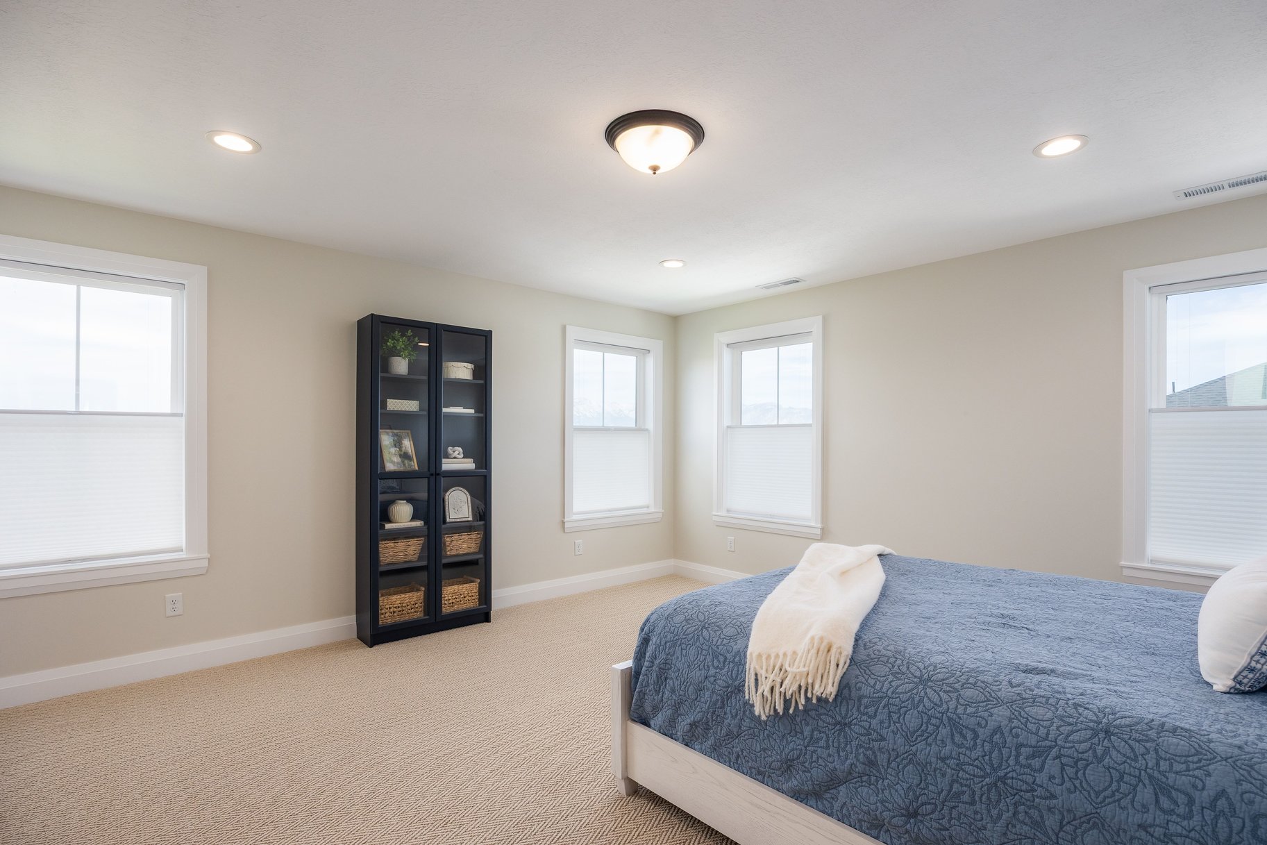  Impeccably Maintained Home with Mountain Views & Four-Car Garage - 物件實景