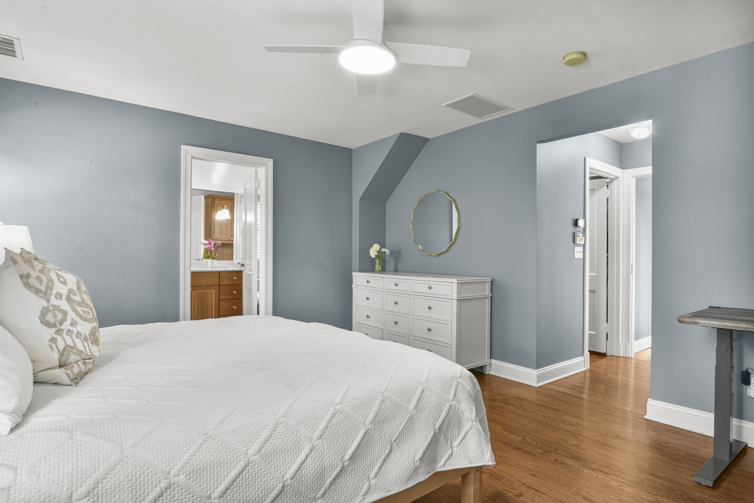  Sun-Filled Larchmont Woods Colonial - 物件實景