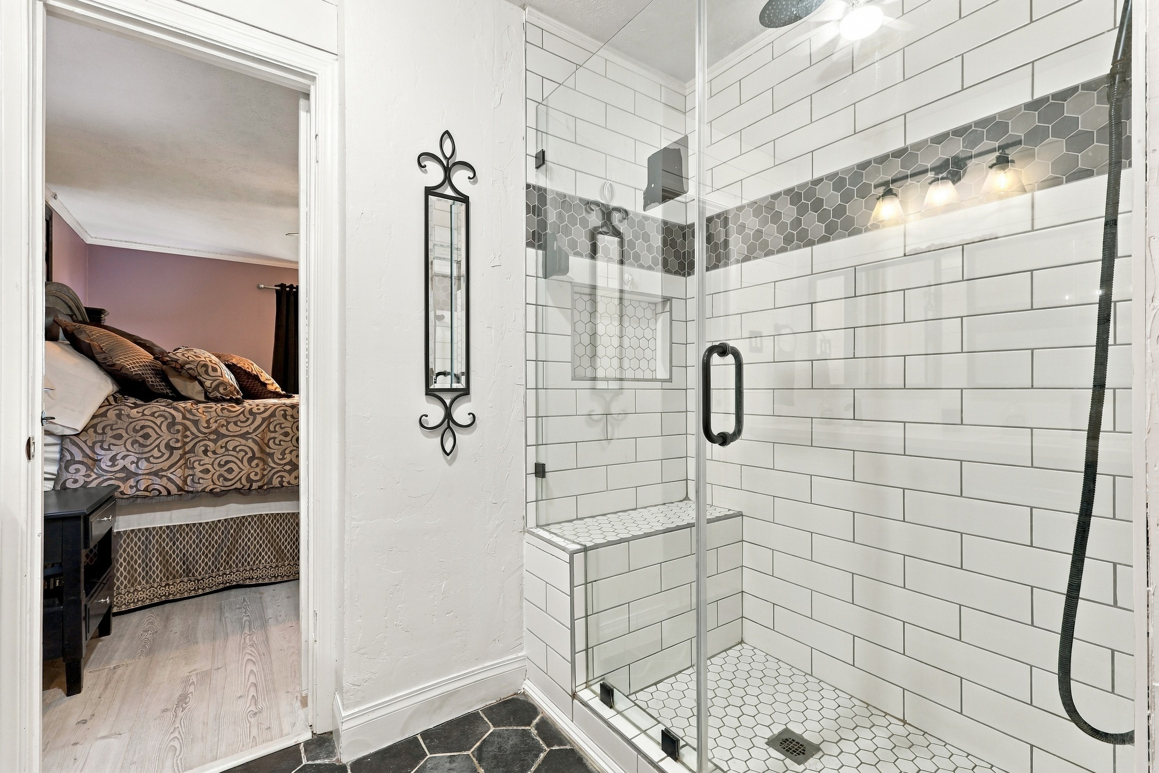  Established Neighborhood Charm. Private Poolside Retreat. - 物件實景