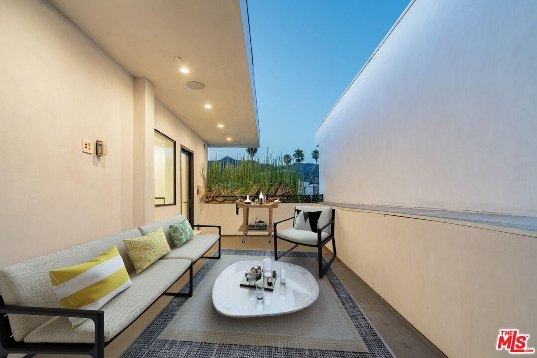 Los Angeles, California, 90046, United States, 3 Bedrooms Bedrooms, ,3 BathroomsBathrooms,Residential,For Sale,1827071
