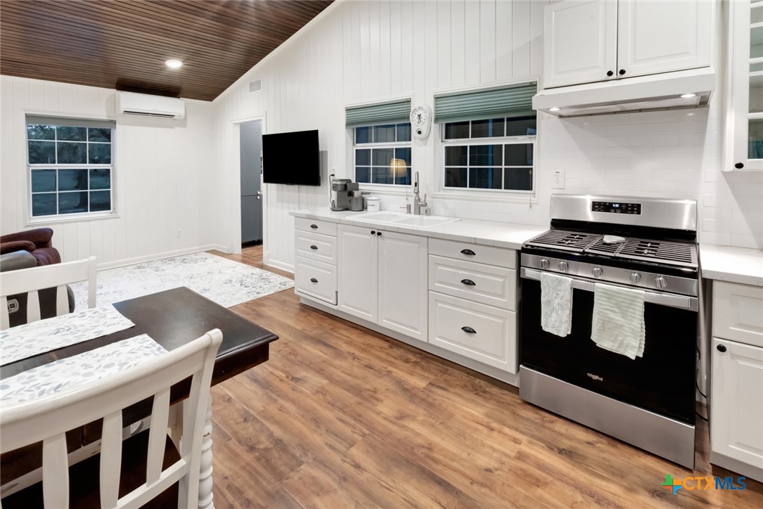 Hallettsville, Texas, 77964, United States, 2 Bedrooms Bedrooms, ,2 BathroomsBathrooms,Residential,For Sale,1989006