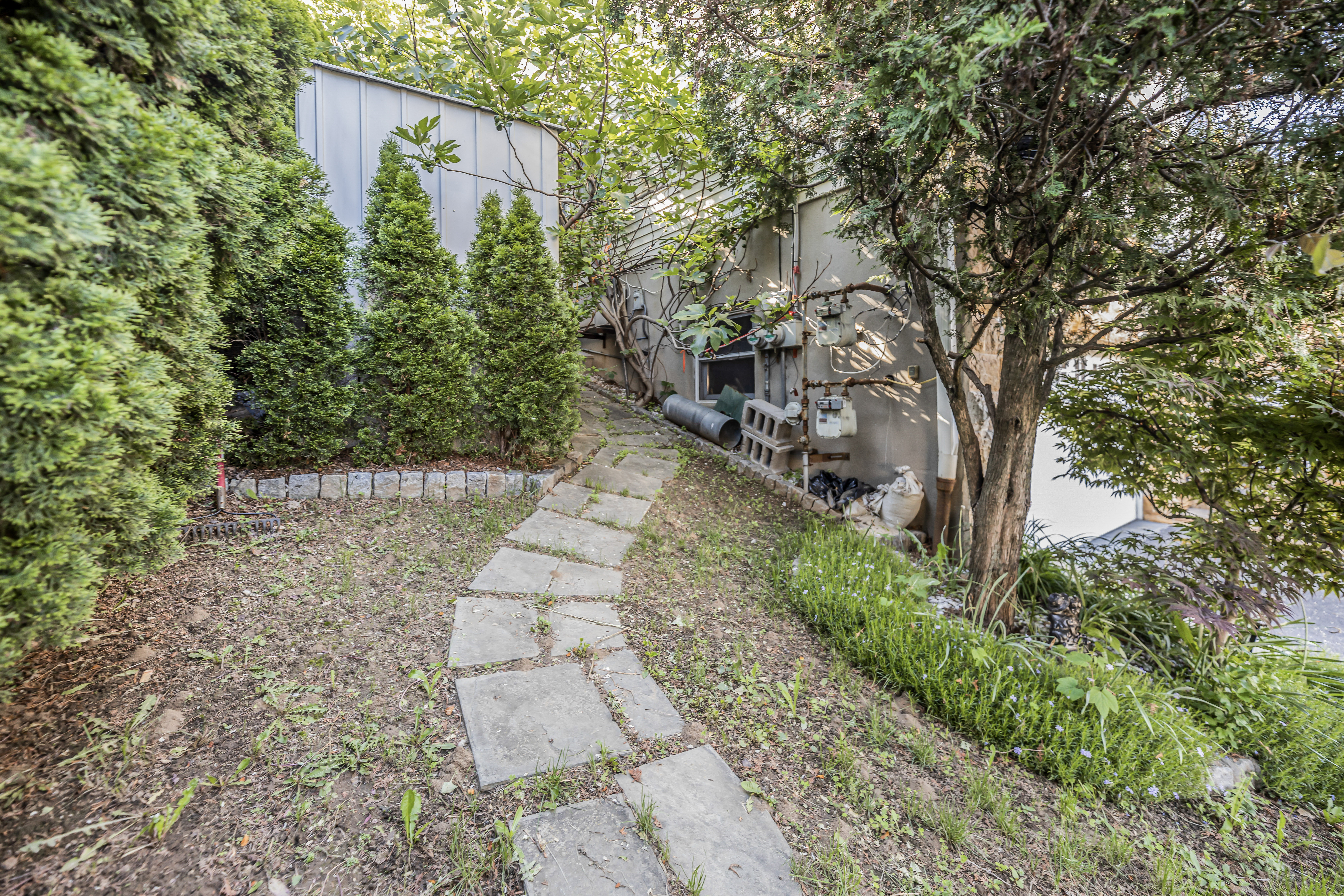 Yonkers, New York, 10703, United States, 4 Bedrooms Bedrooms, ,2 BathroomsBathrooms,Residential,For Sale,1825129