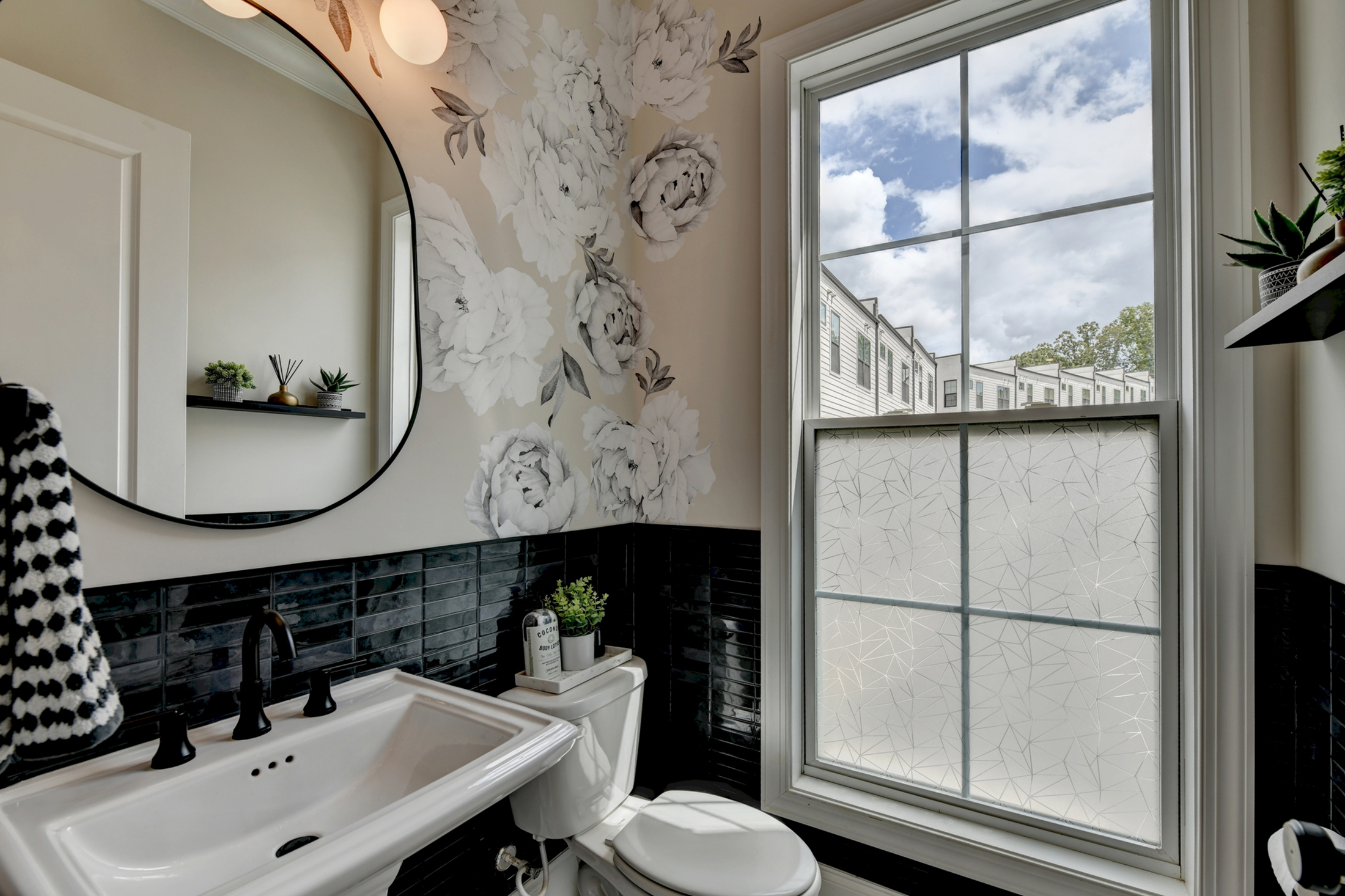  Welcome Home to this Magnificent Three-Story Townhome - 物件實景