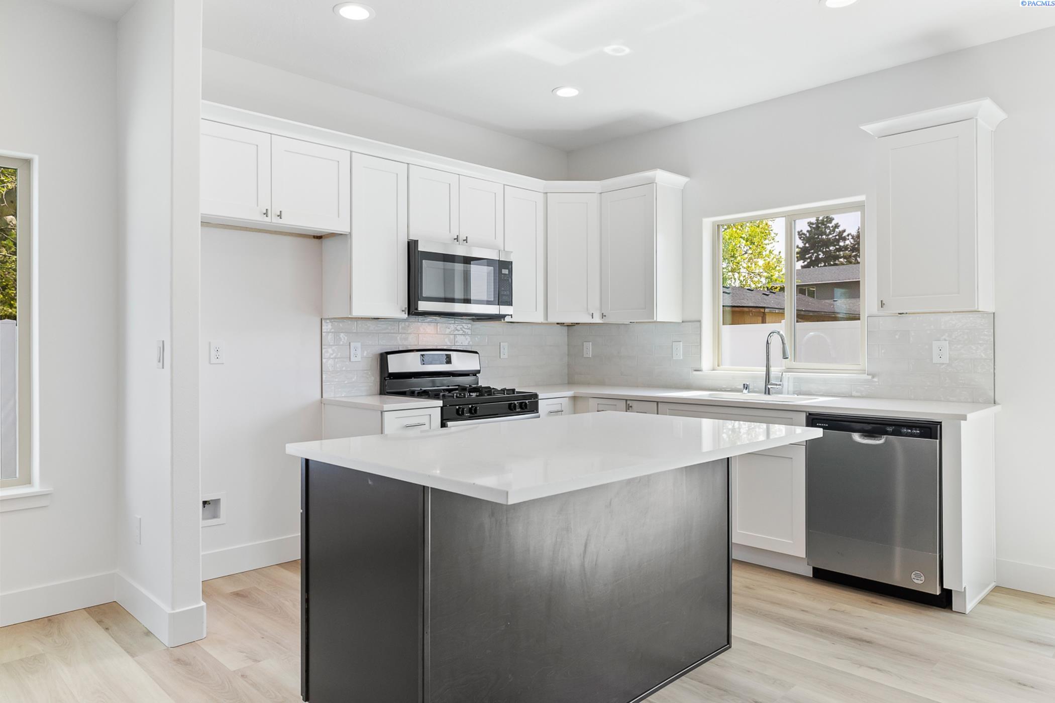 Kennewick, Washington, 99337, United States, 6 Bedrooms Bedrooms, ,Residential,For Sale,1796144