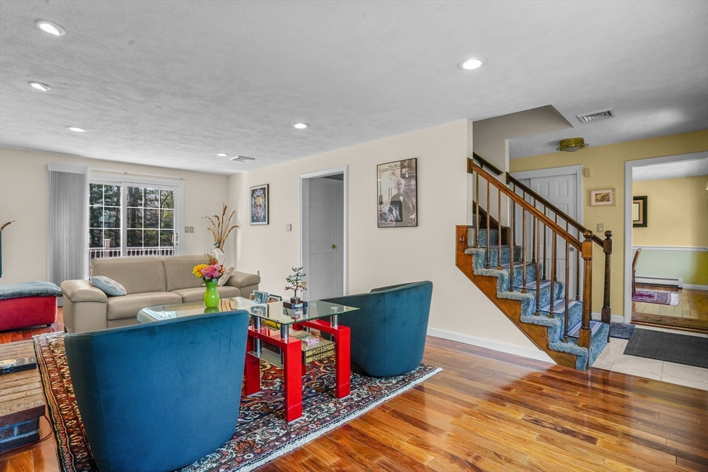 Burlington, Massachusetts, 01803, United States, 3 Bedrooms Bedrooms, ,2 BathroomsBathrooms,Residential,For Sale,2039576