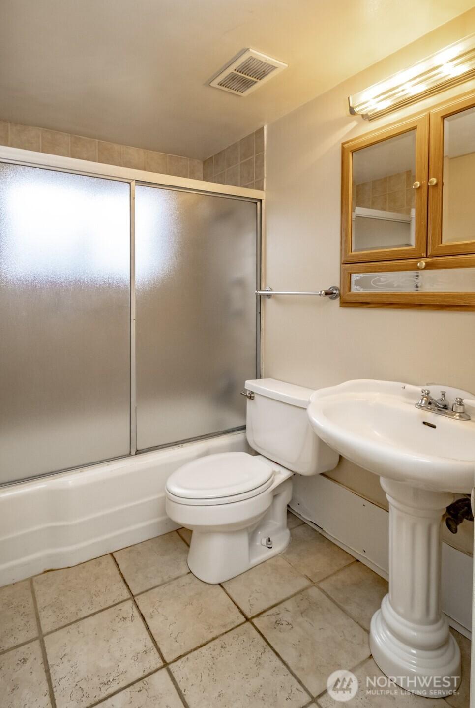 TUKWILA, Washington, 98168, United States, 2 Bedrooms Bedrooms, ,1 BathroomBathrooms,Residential,For Sale,2003003