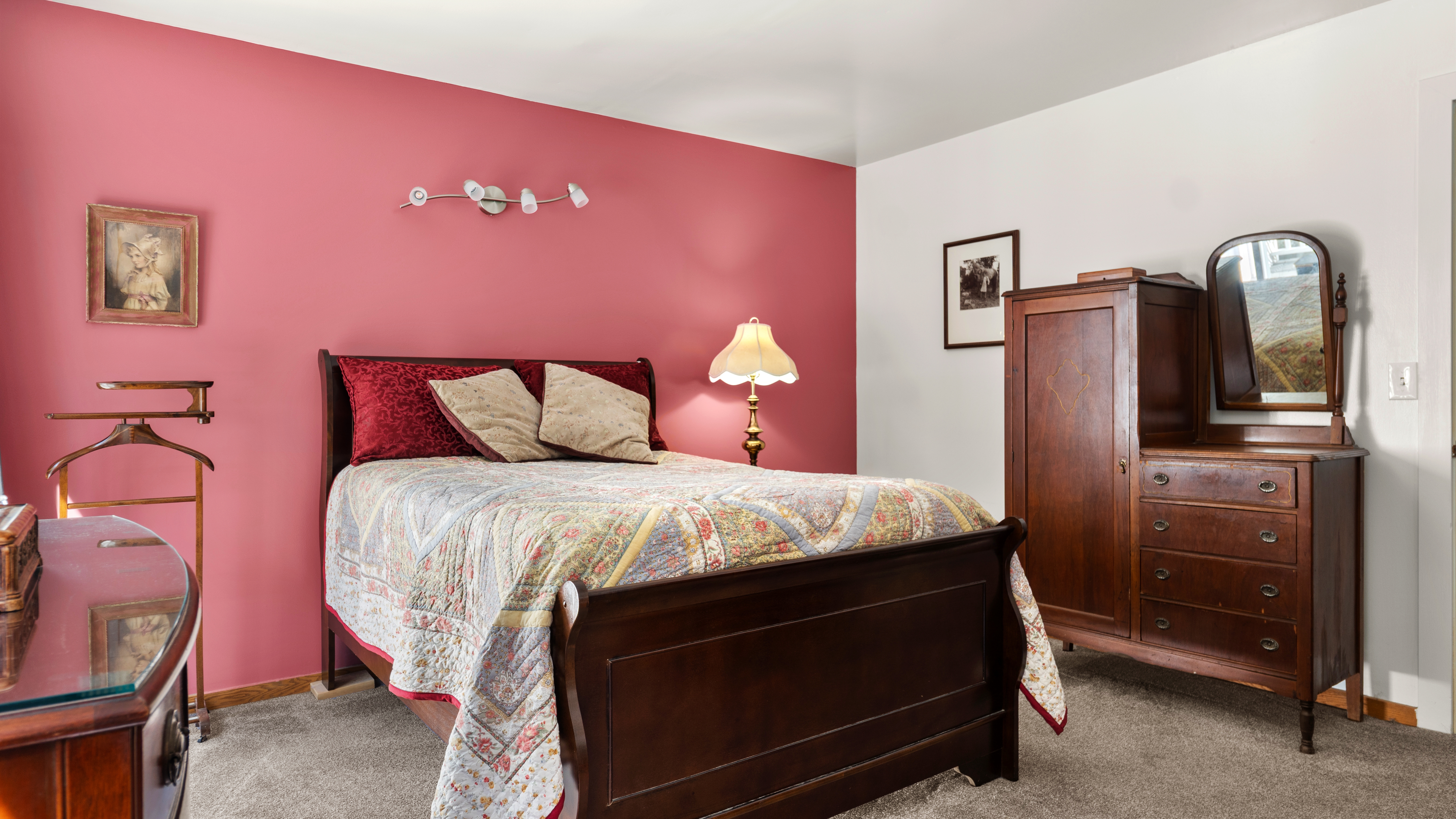  Stunning 2.4-Acre Retreat in Cornwall Estates: Updated & Move-In Ready - 物件實景