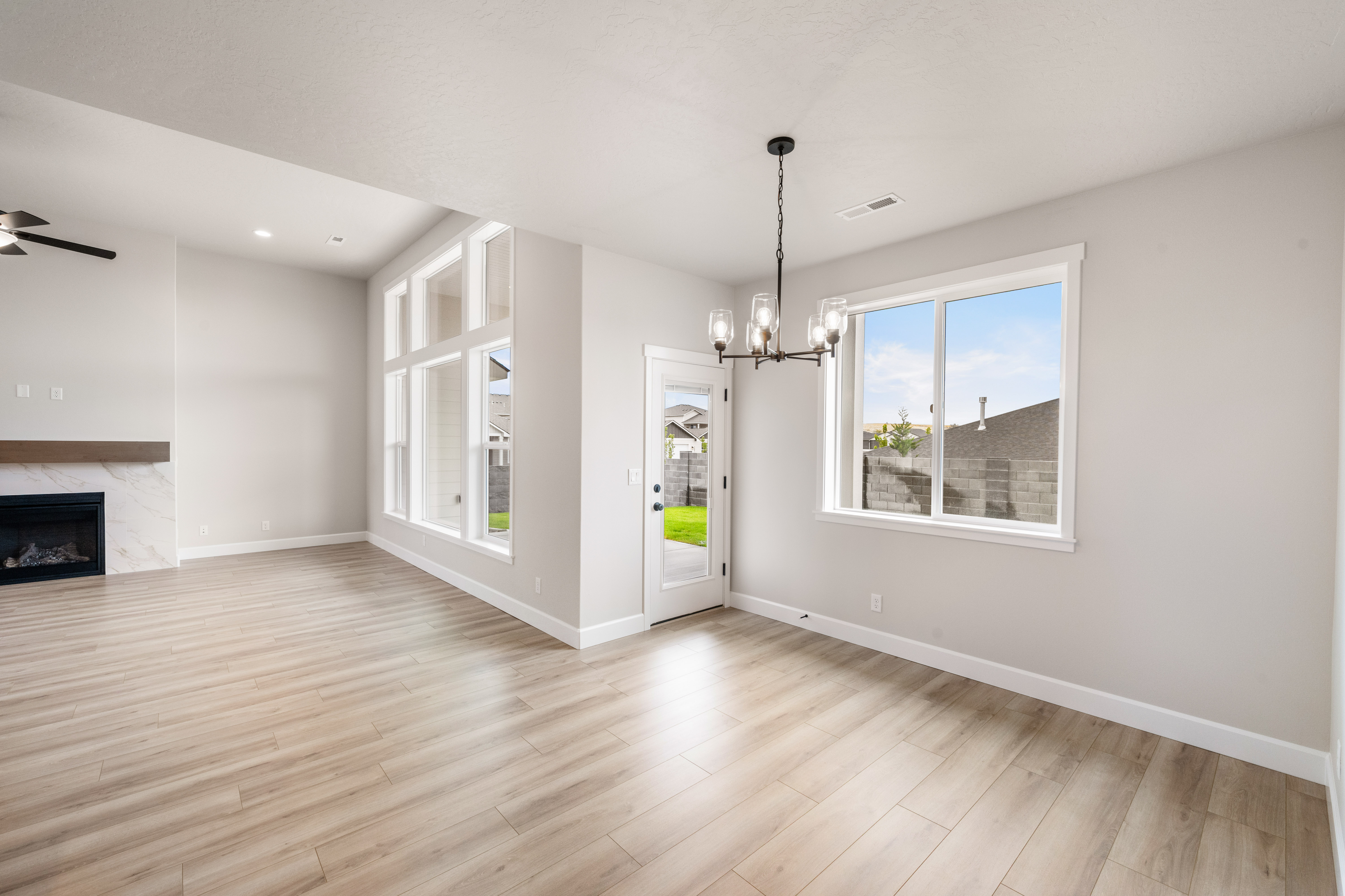  Incredible Floor Plan, Corner Lot & Fully Fenced - 物件實景