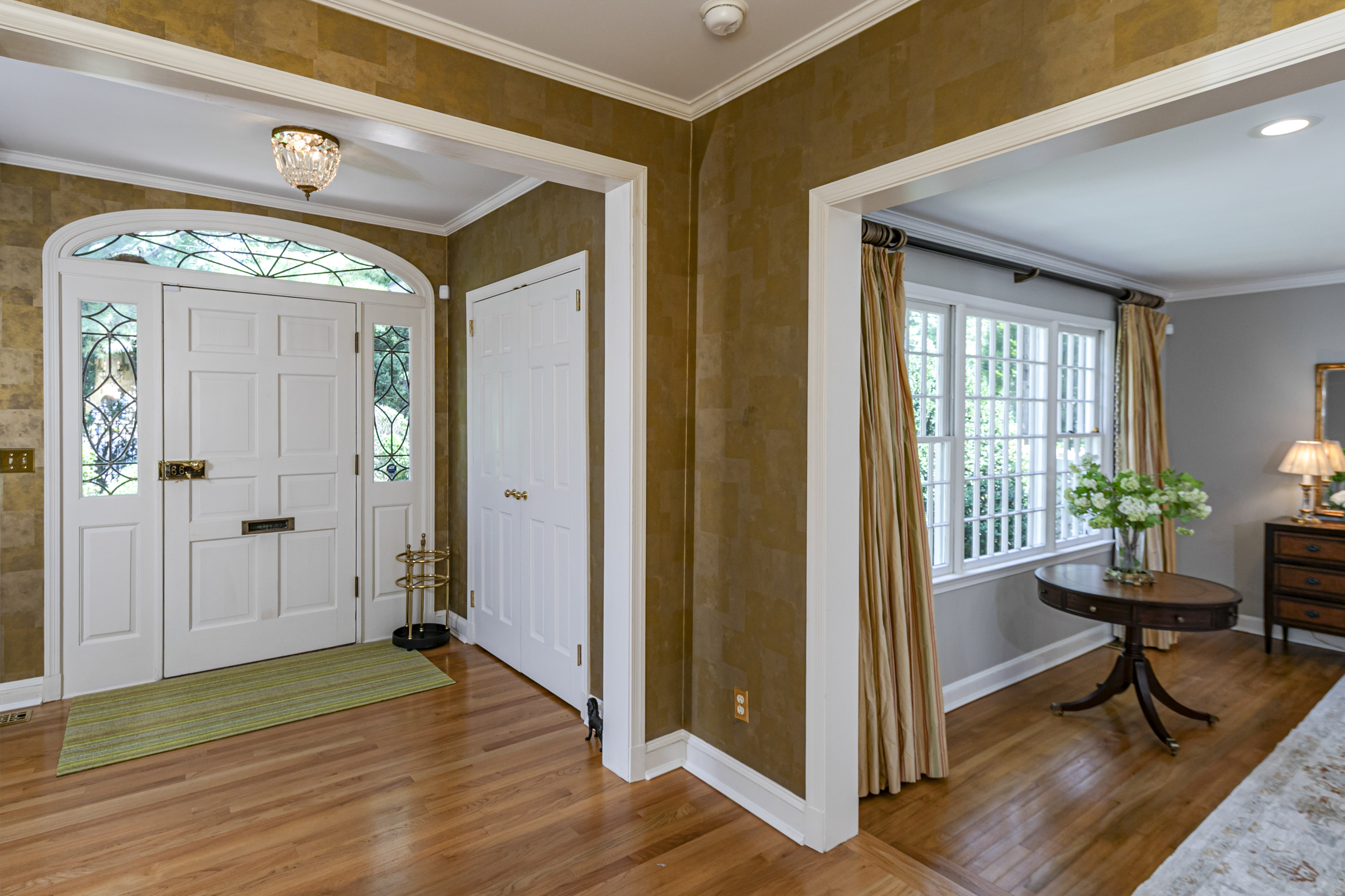  a gated western section home where  european gardens meet storybook style - 物件實景