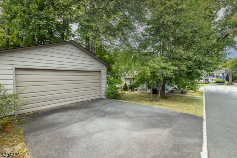 West Caldwell Twp., New Jersey, 07006, United States, 3 Bedrooms Bedrooms, ,1 BathroomBathrooms,Residential,For Sale,1949802