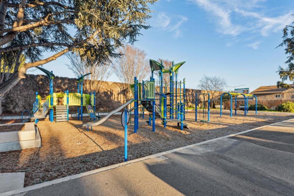 San Leandro, California, 94577, United States, 3 Bedrooms Bedrooms, ,2 BathroomsBathrooms,Residential,For Sale,2008964