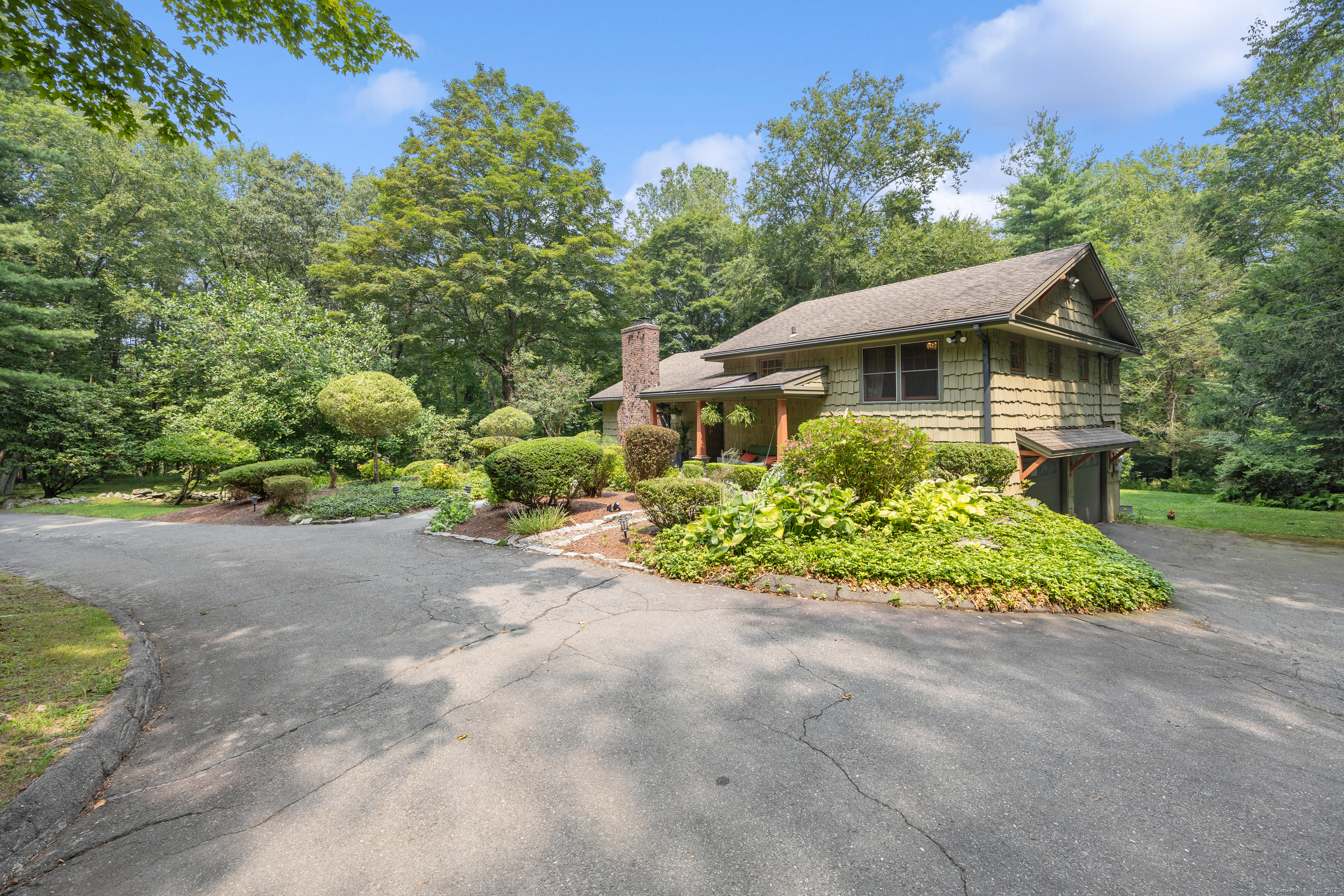 Woodbridge, Connecticut, 06525, United States, 3 Bedrooms Bedrooms, ,4 BathroomsBathrooms,Residential,For Sale,1912137