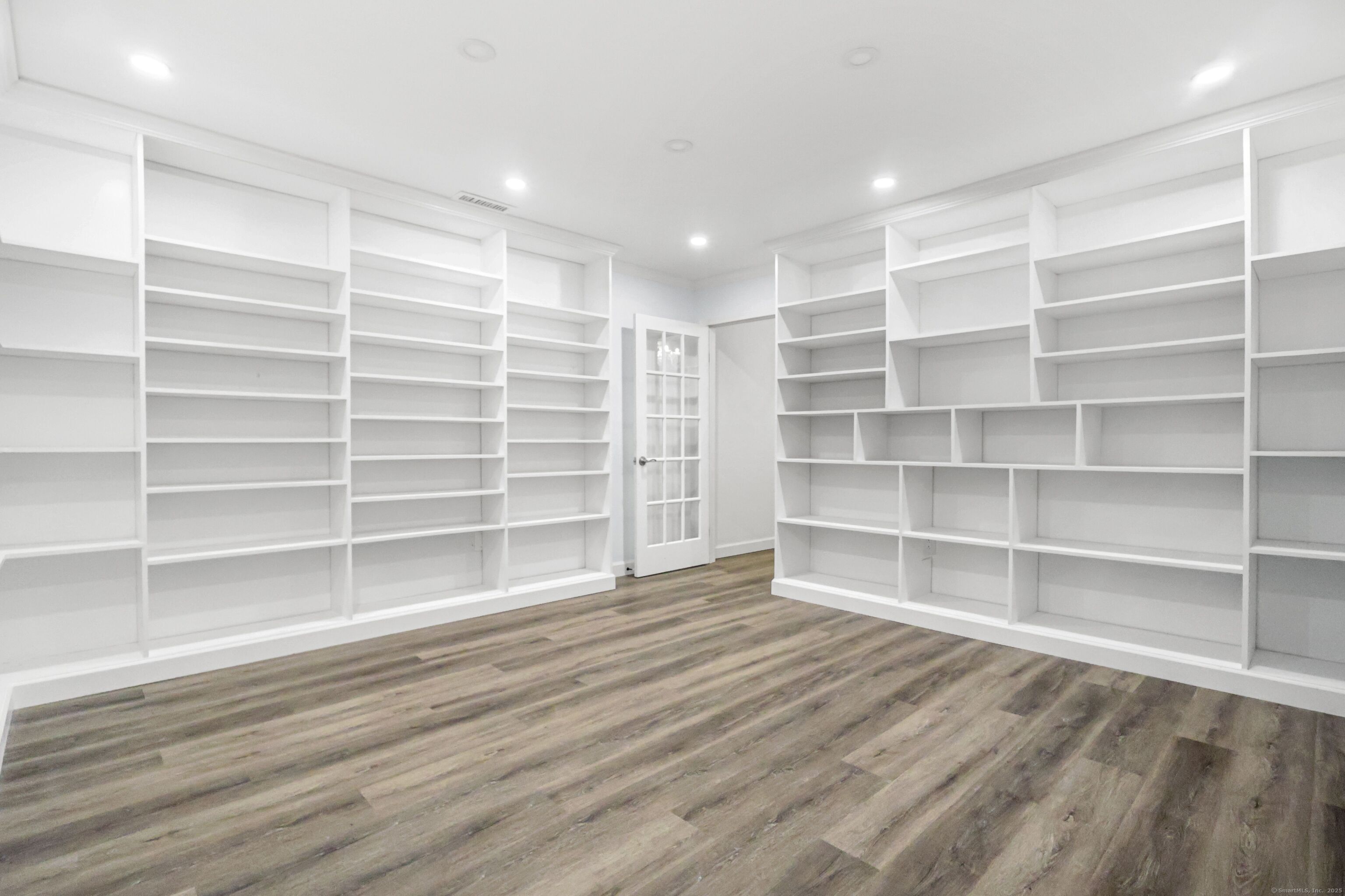 Newtown, Connecticut, 06470, United States, 5 Bedrooms Bedrooms, ,5 BathroomsBathrooms,Residential,For Sale,1960468