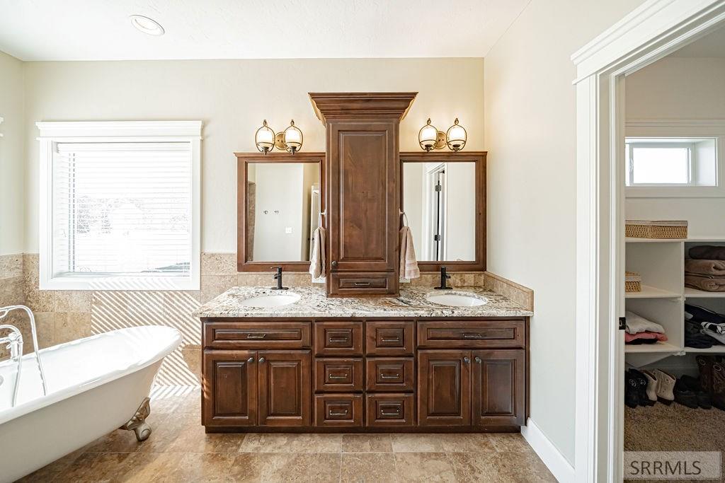 IDAHO FALLS, Idaho, 83404, United States, 4 Bedrooms Bedrooms, ,3 BathroomsBathrooms,Residential,For Sale,1873456