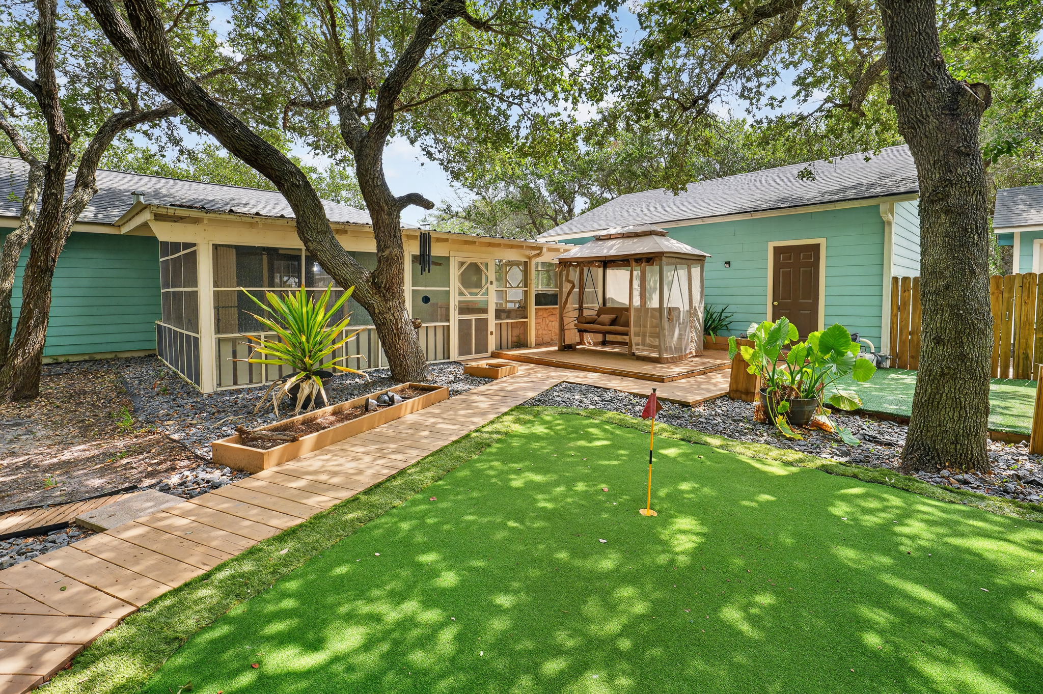 Beautiful 4-Bedroom Home with Backyard Oasis - 物件實景