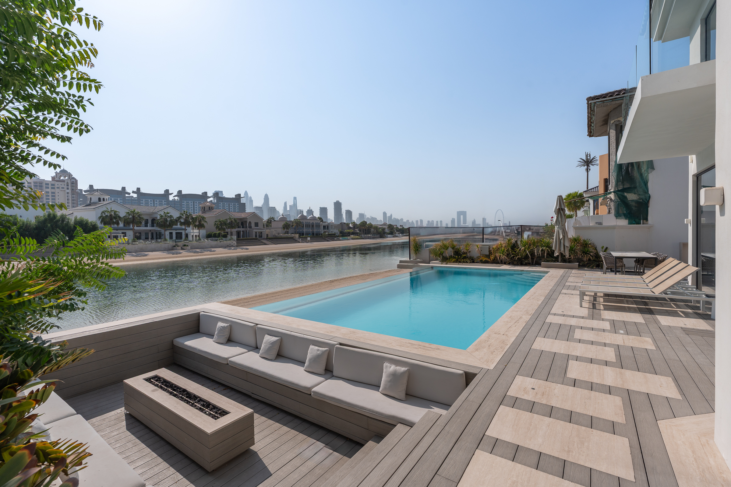  Upgraded Atrium Entry with Skyline View - 物件實景