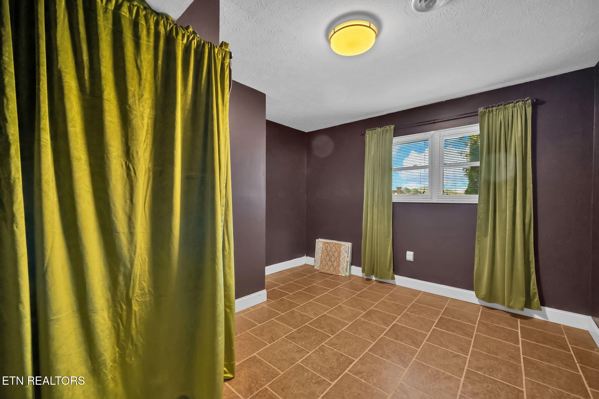 Kingston, Tennessee, 37763, United States, 3 Bedrooms Bedrooms, ,4 BathroomsBathrooms,Residential,For Sale,1964876