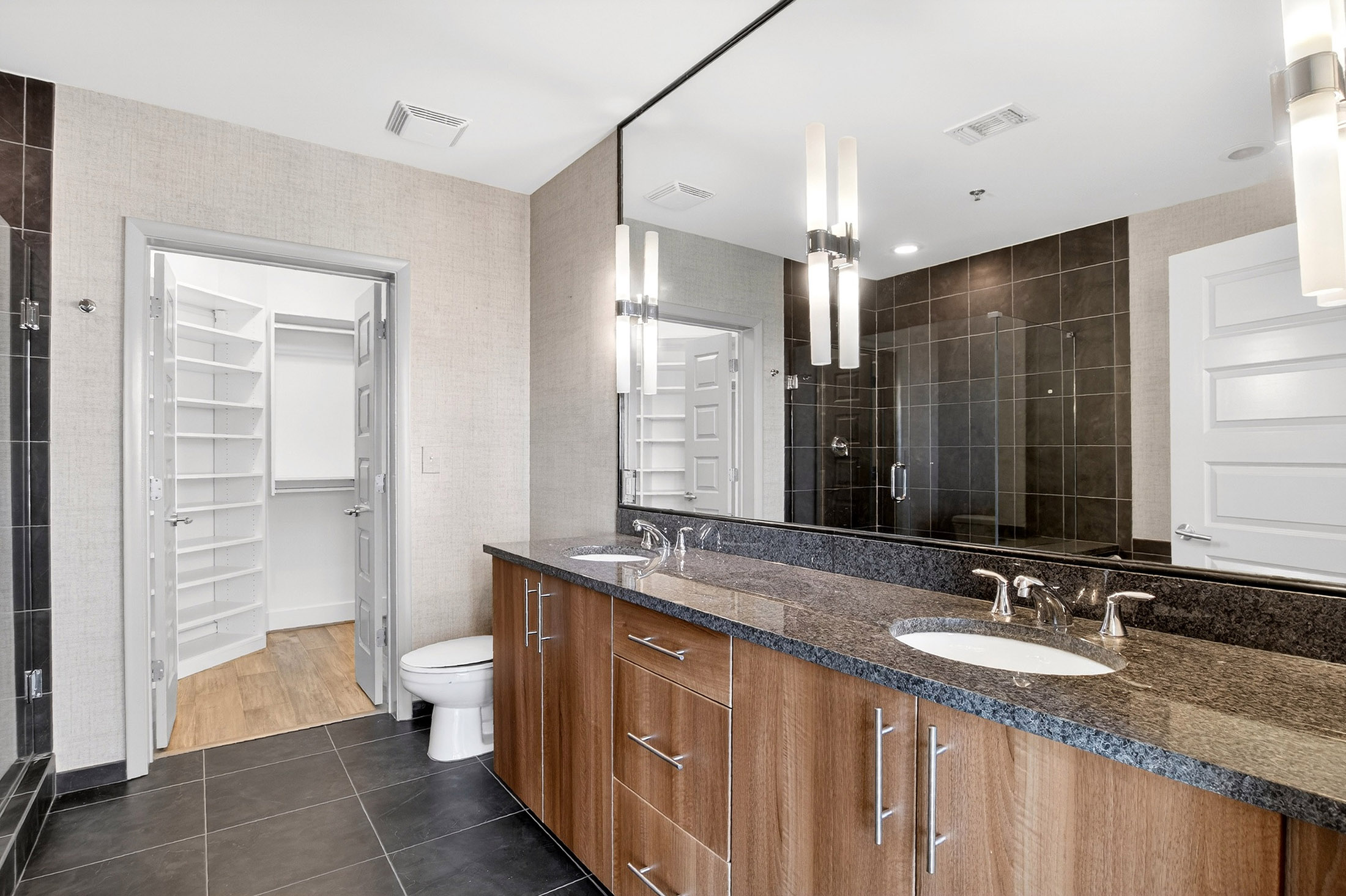  Iconic Intown Living at 1010 Midtown - 物件實景