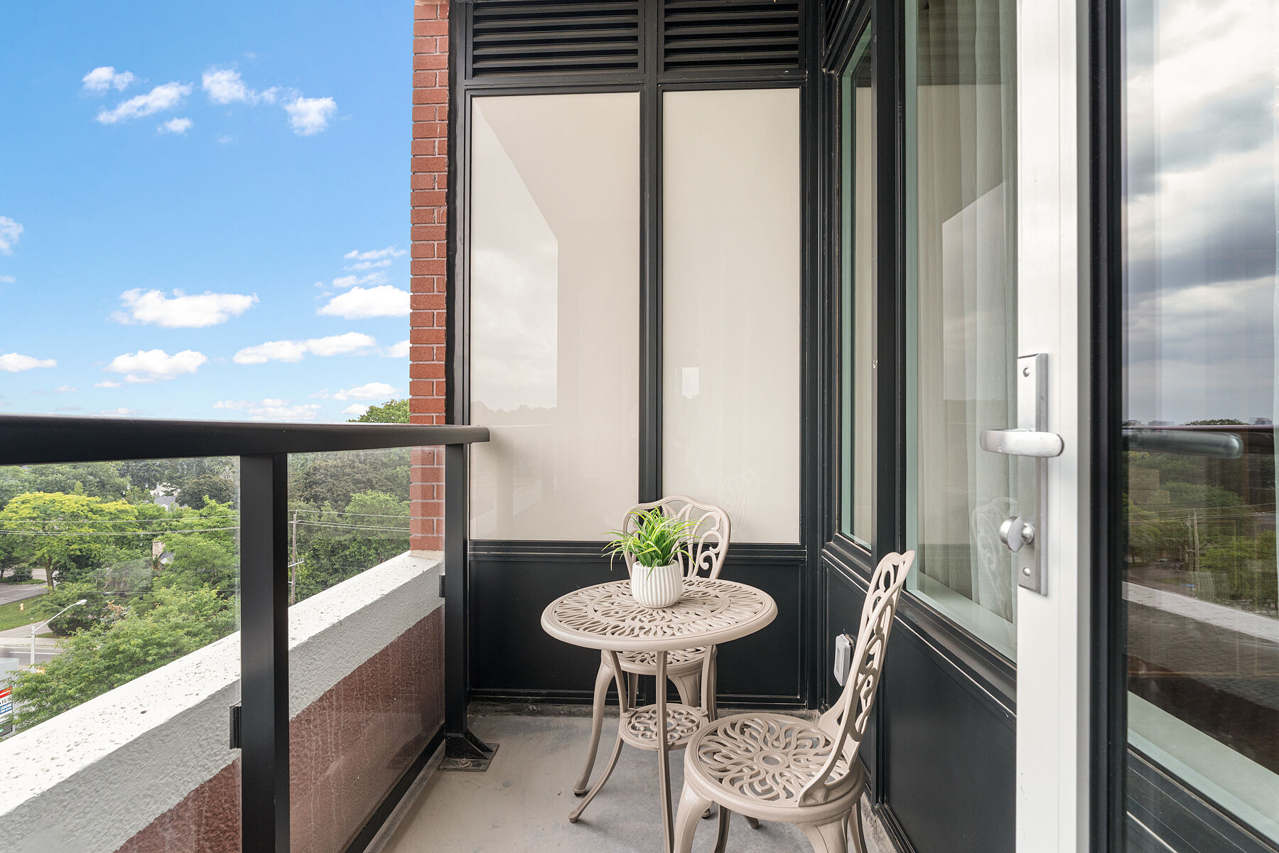  Refined Edenbridge Living - 物件實景