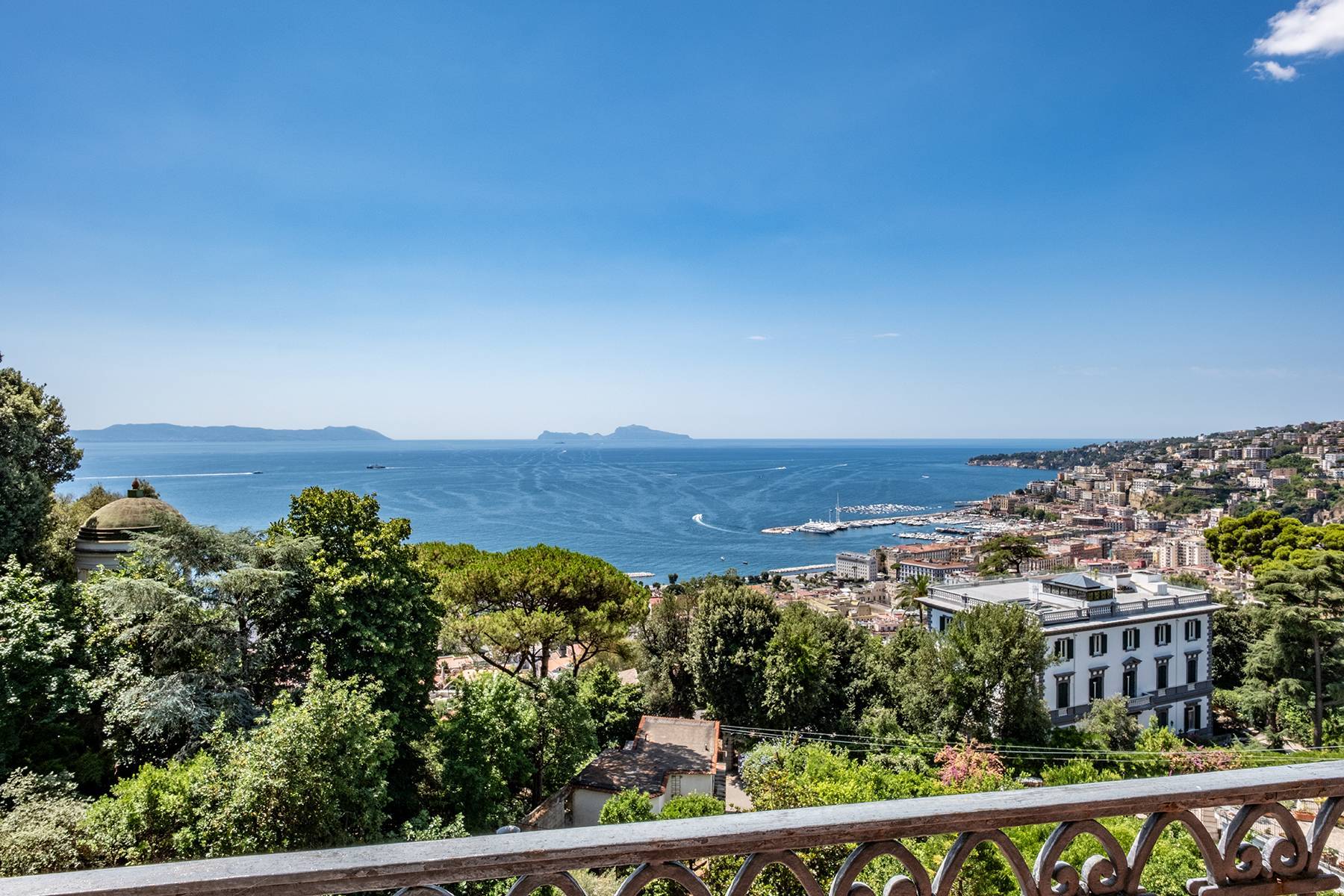 Panoramic apartment with private garden 