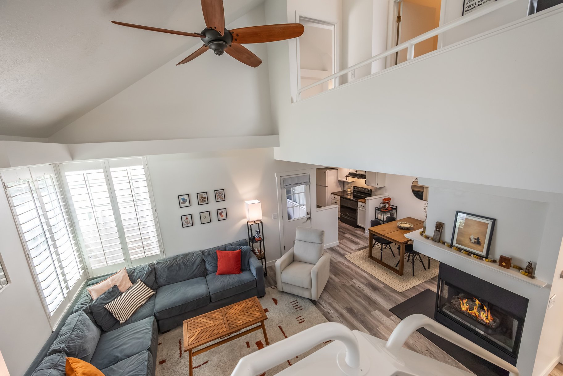  Vaulted Great Room, Cozy Fireplace, Central Location - 物件實景