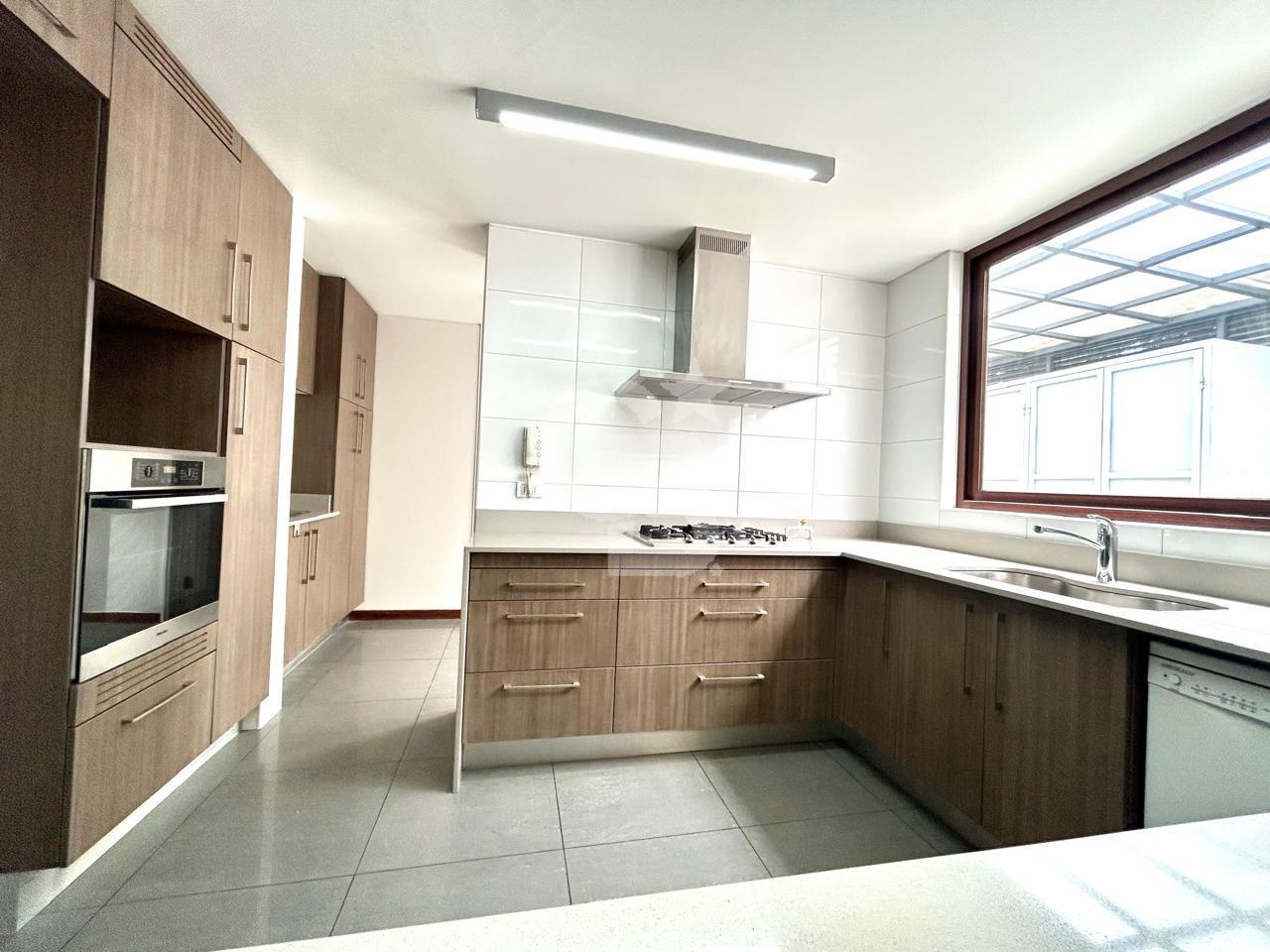 Lo Barnechea, Chile, 6 Bedrooms Bedrooms, ,5 BathroomsBathrooms,Residential,For Sale,1971656