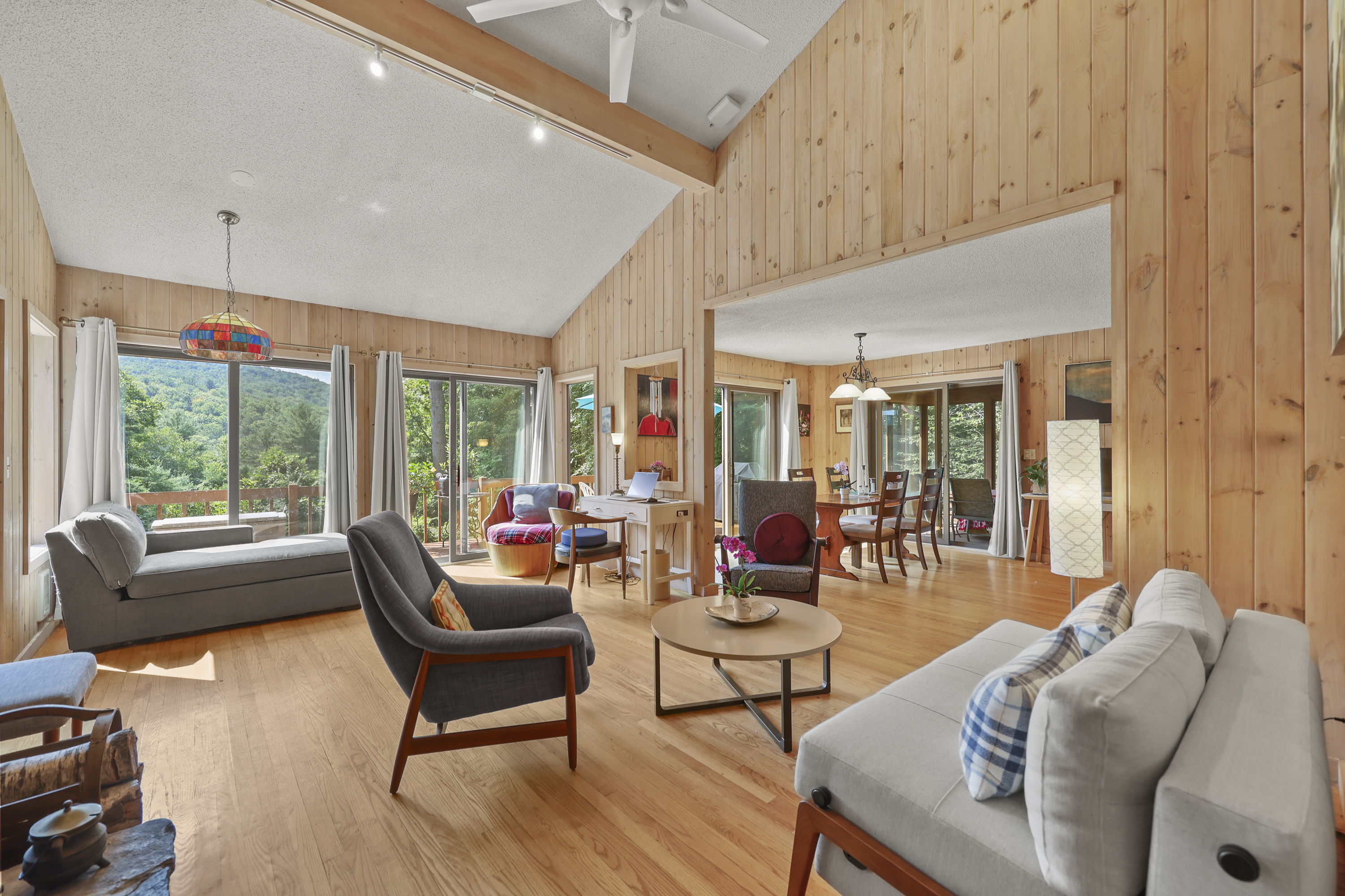  BUCOLIC COUNTRY SANCTUARY WITH MAJESTIC STONE FIREPLACE & DISTANT VIEWS - 物件實景