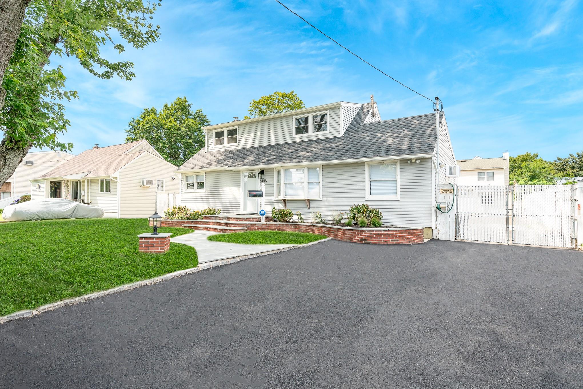 Lindenhurst, New York, 11757, United States, 4 Bedrooms Bedrooms, ,2 BathroomsBathrooms,Residential,For Sale,1899755