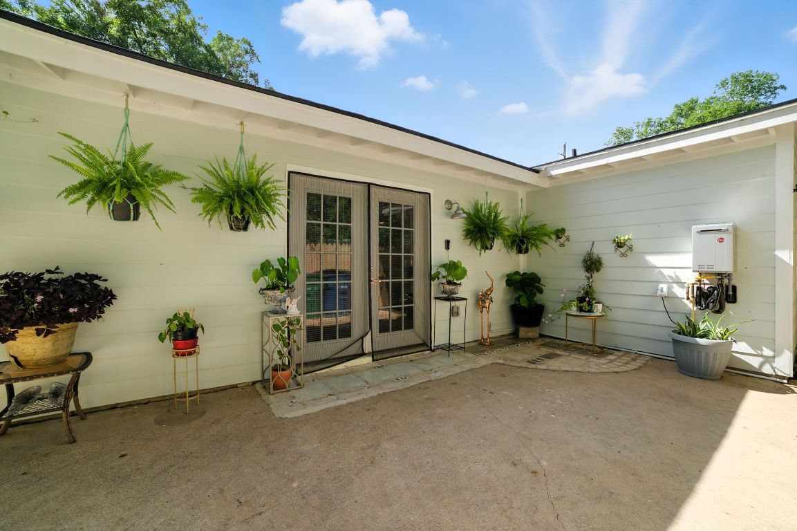 Austin, Texas, 78702, United States, 3 Bedrooms Bedrooms, ,2 BathroomsBathrooms,Residential,For Sale,1906696