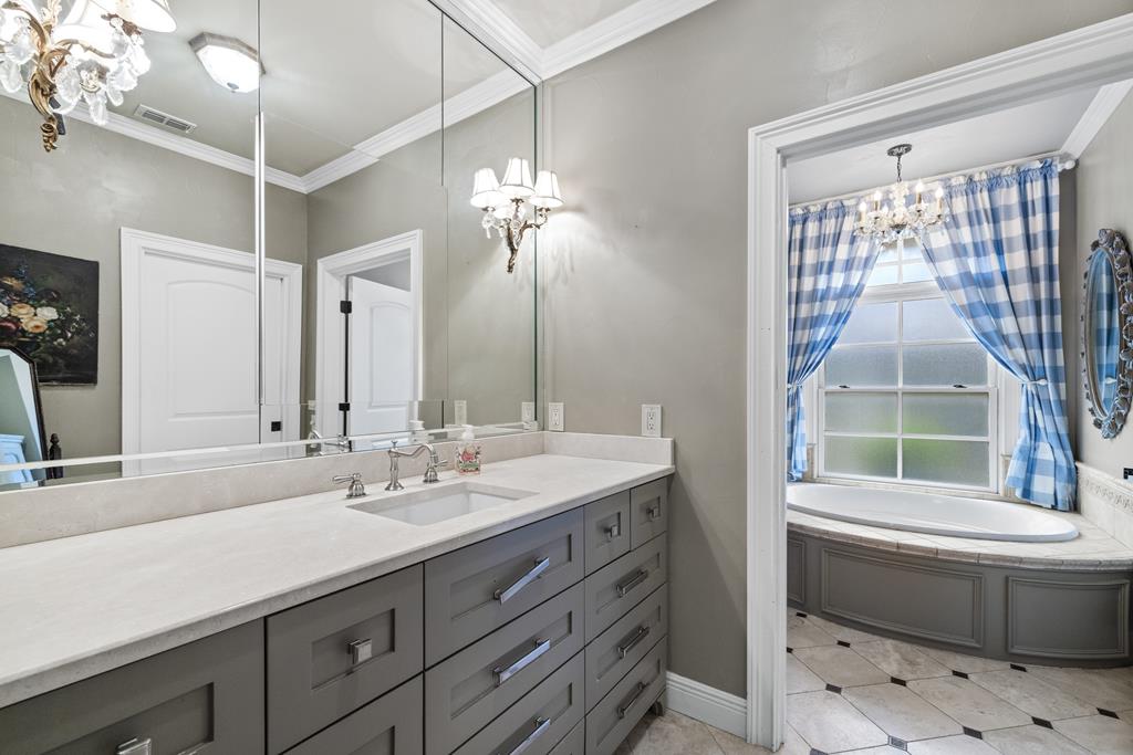 Kerrville, Texas, 78028, United States, 6 Bedrooms Bedrooms, ,6 BathroomsBathrooms,Residential,For Sale,1980458