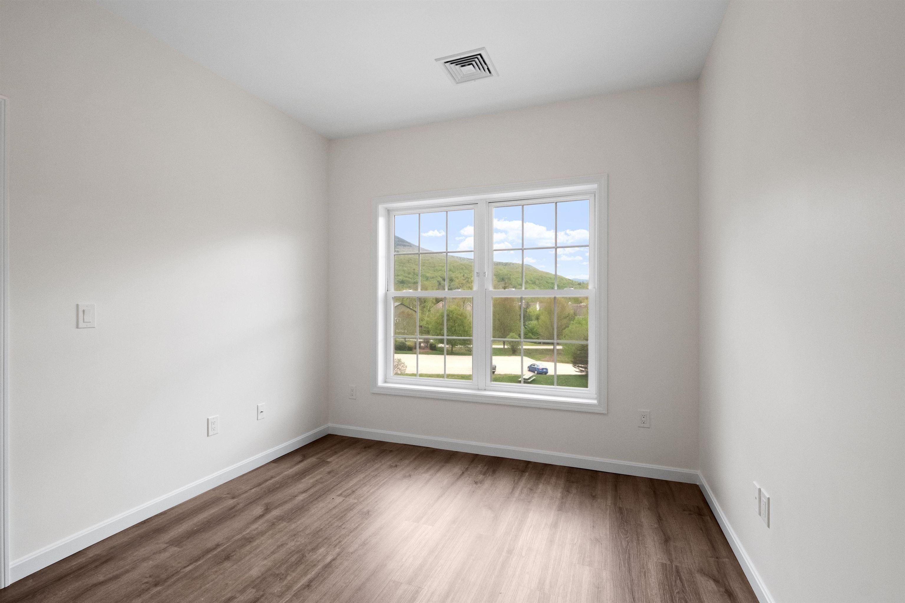 Lincoln, New Hampshire, 03251, United States, 4 Bedrooms Bedrooms, ,3 BathroomsBathrooms,Residential,For Sale,1922884