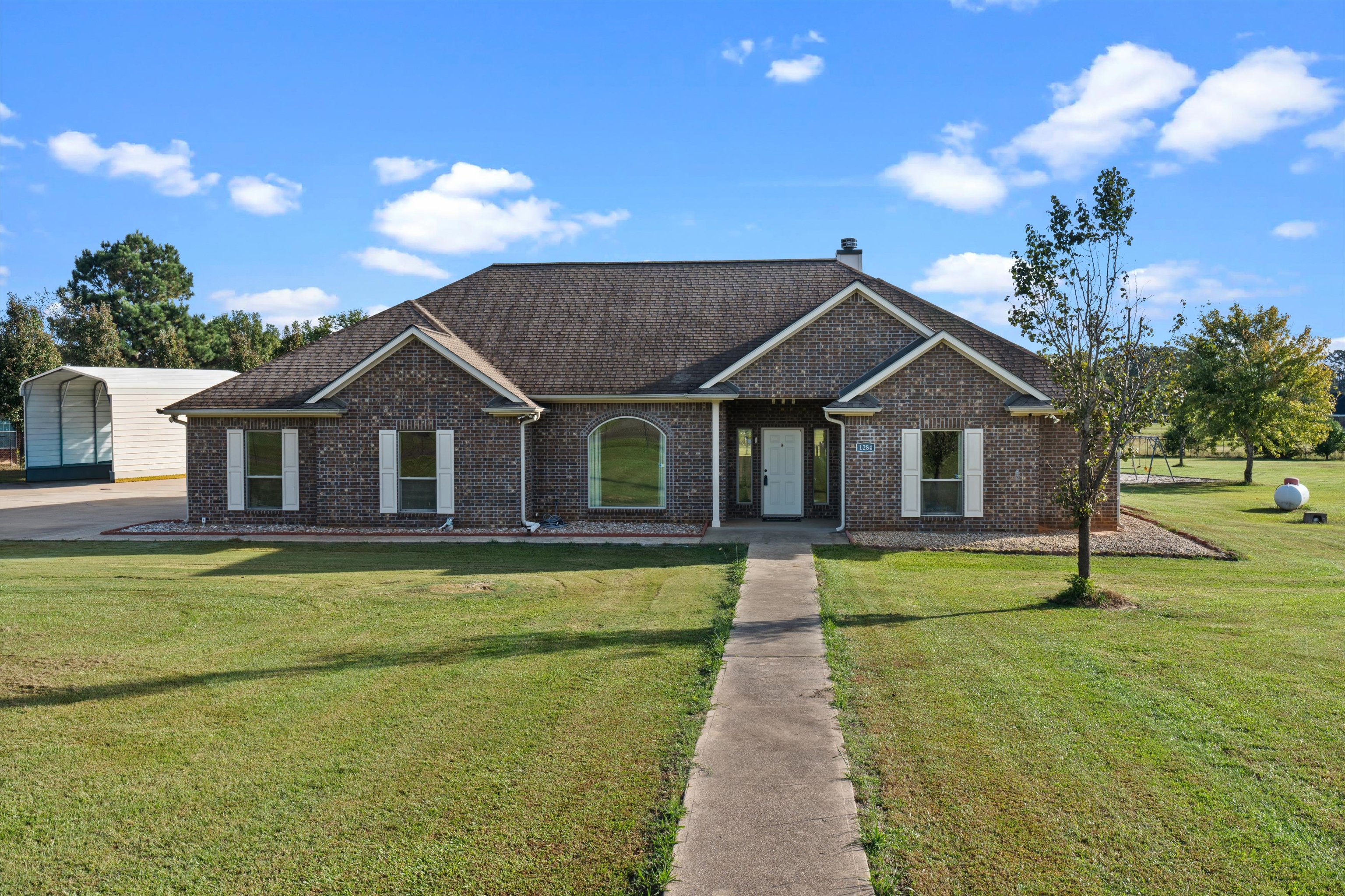 Henderson, Texas, 75654, United States, 5 Bedrooms Bedrooms, ,3 BathroomsBathrooms,Residential,For Sale,1983255