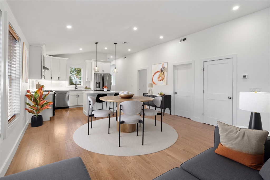 Waltham, Massachusetts, 02451, United States, 3 Bedrooms Bedrooms, ,2 BathroomsBathrooms,Residential,For Sale,1960528