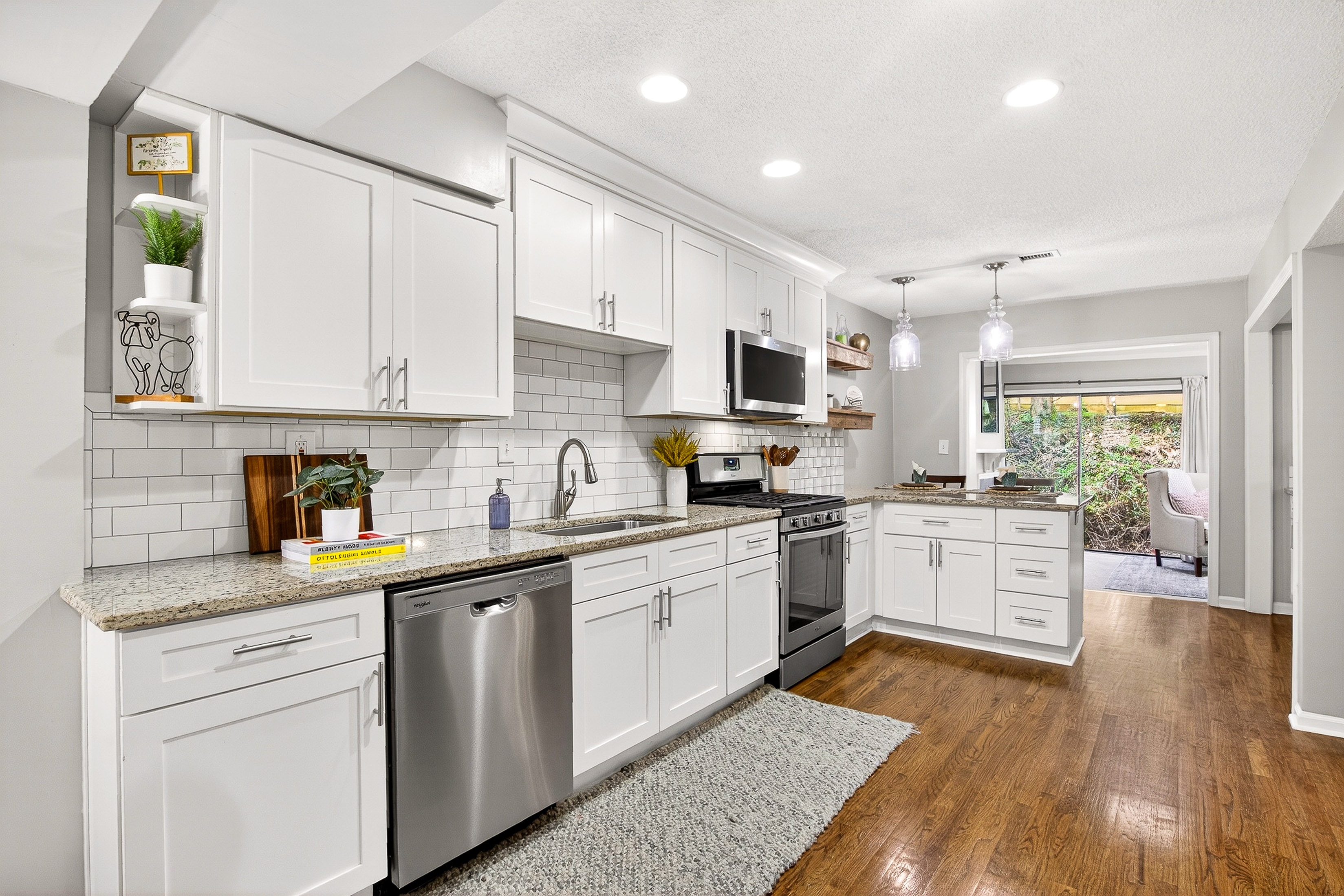  Spacious and Updated Townhome Offers Comfort, Charm and Convenience - 物件實景
