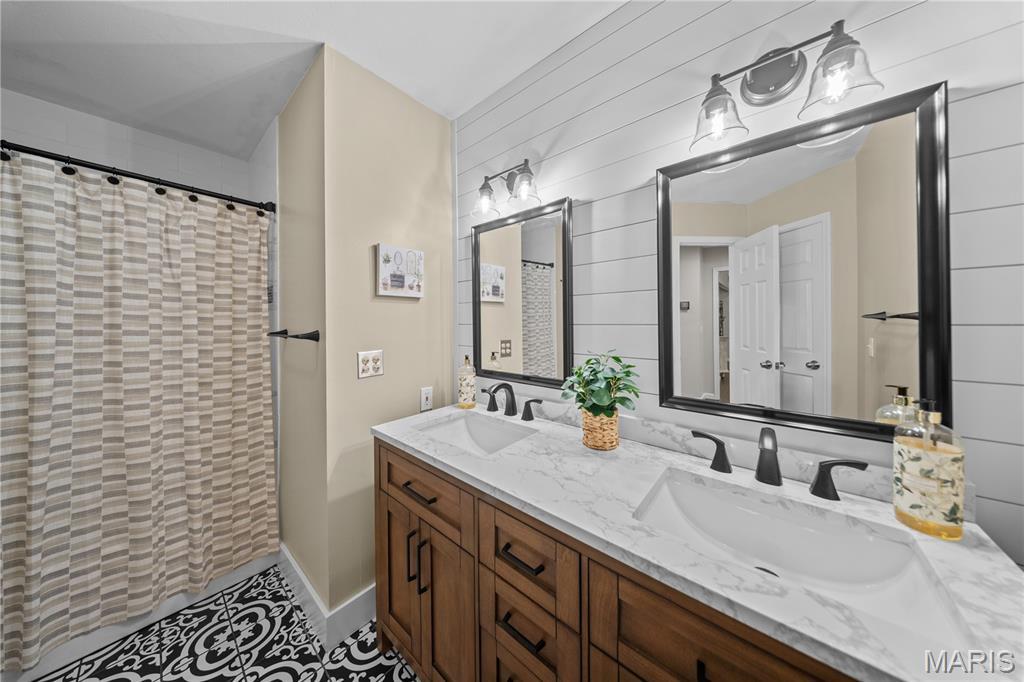 Sikeston, Missouri, 63801, United States, 3 Bedrooms Bedrooms, ,4 BathroomsBathrooms,Residential,For Sale,1927831
