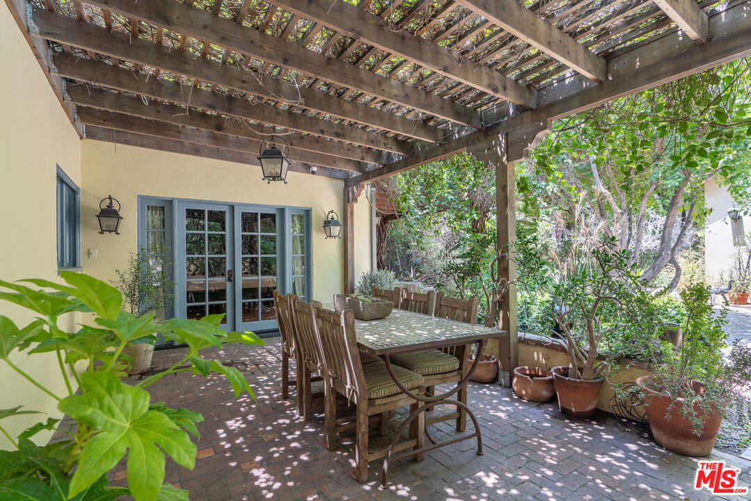 Los Angeles, California, 90005, United States, 3 Bedrooms Bedrooms, ,3 BathroomsBathrooms,Residential,For Sale,1876512