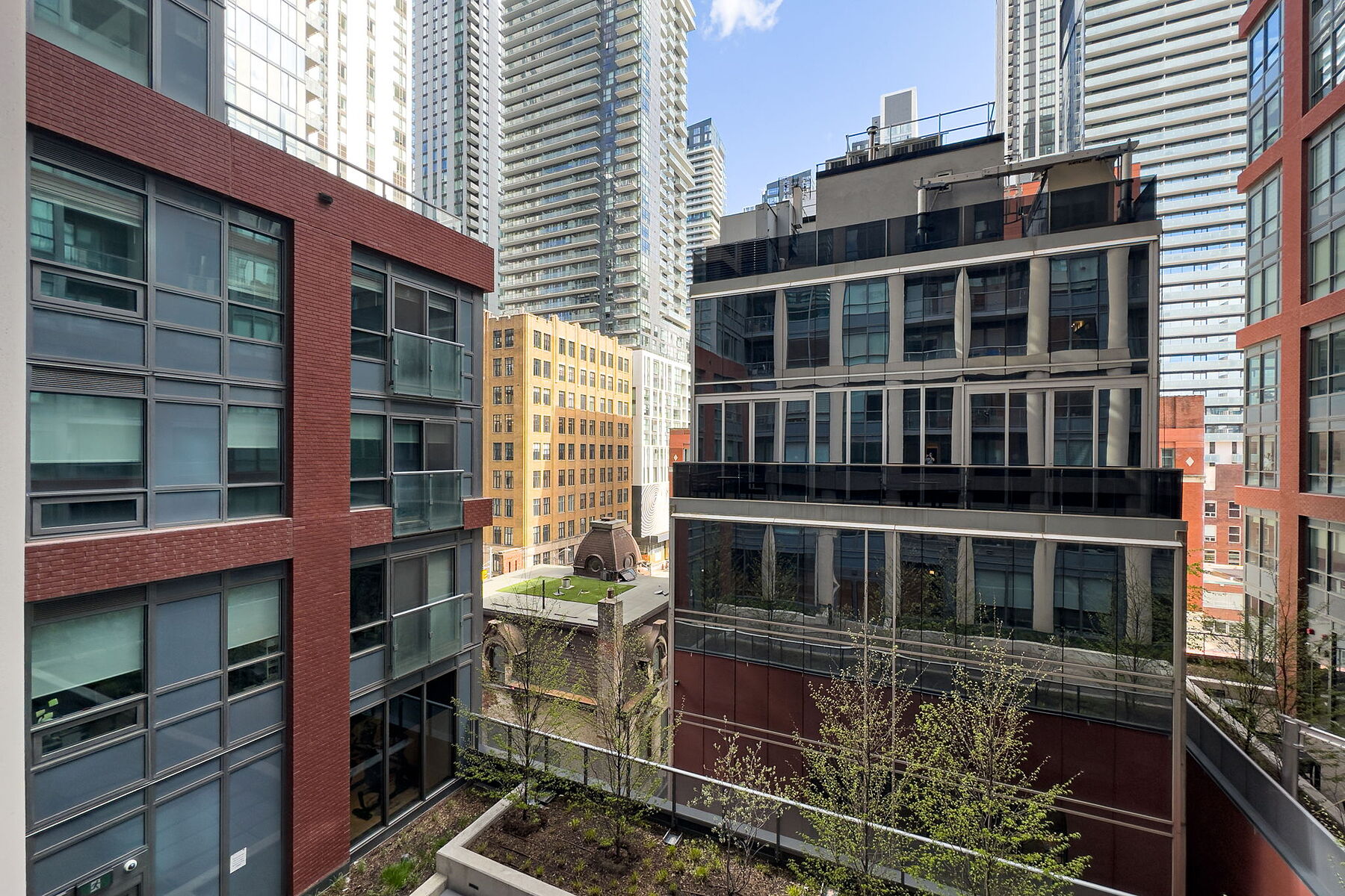  Suite 611 at Peter & Adelaide - 物件實景