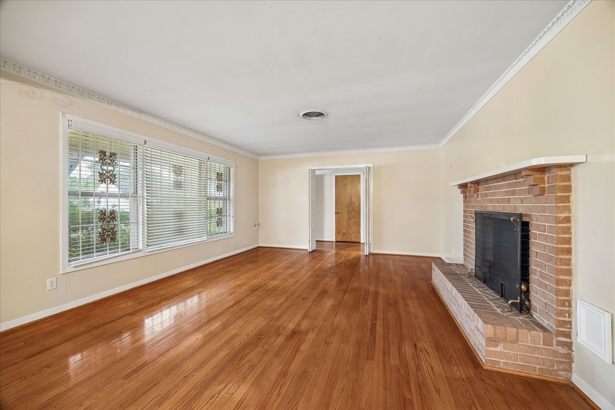  3715 Woodvalley Drive - 物件實景