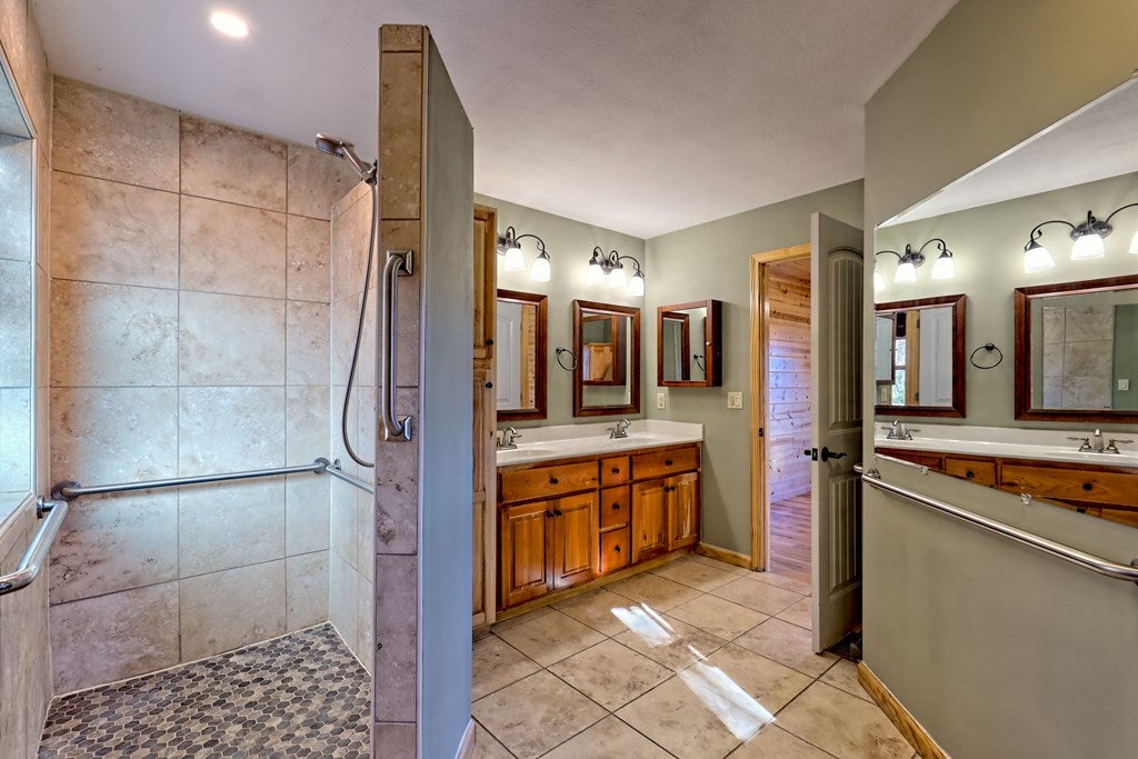 Young Harris, Georgia, 30582, United States, 4 Bedrooms Bedrooms, ,5 BathroomsBathrooms,Residential,For Sale,1987920